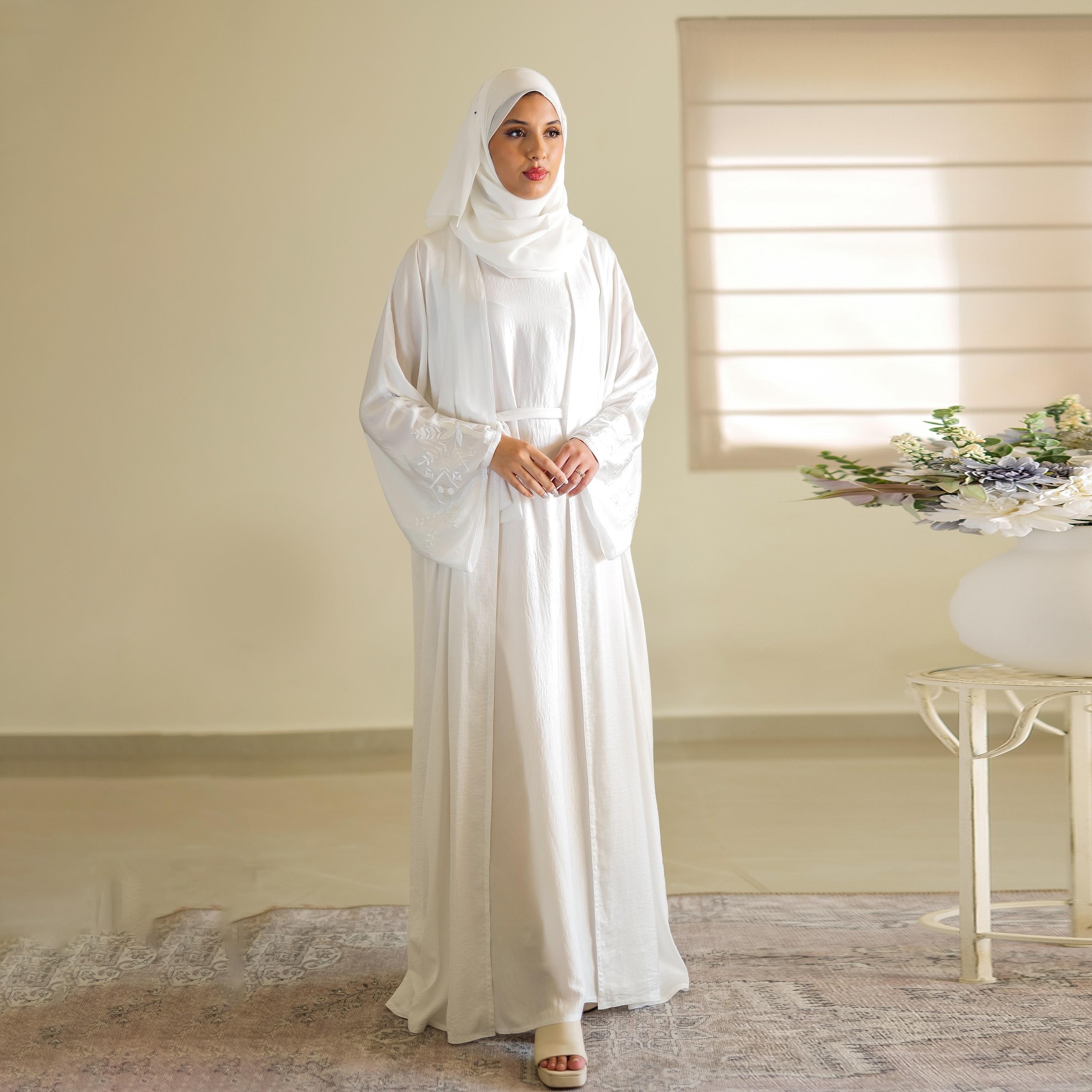 نخبه عباية نسائية بيضاء مطرزة بأكمام واسعة تأتي مع فستان داخلي وحجاب-women-arabicclothing-abayas-image-1