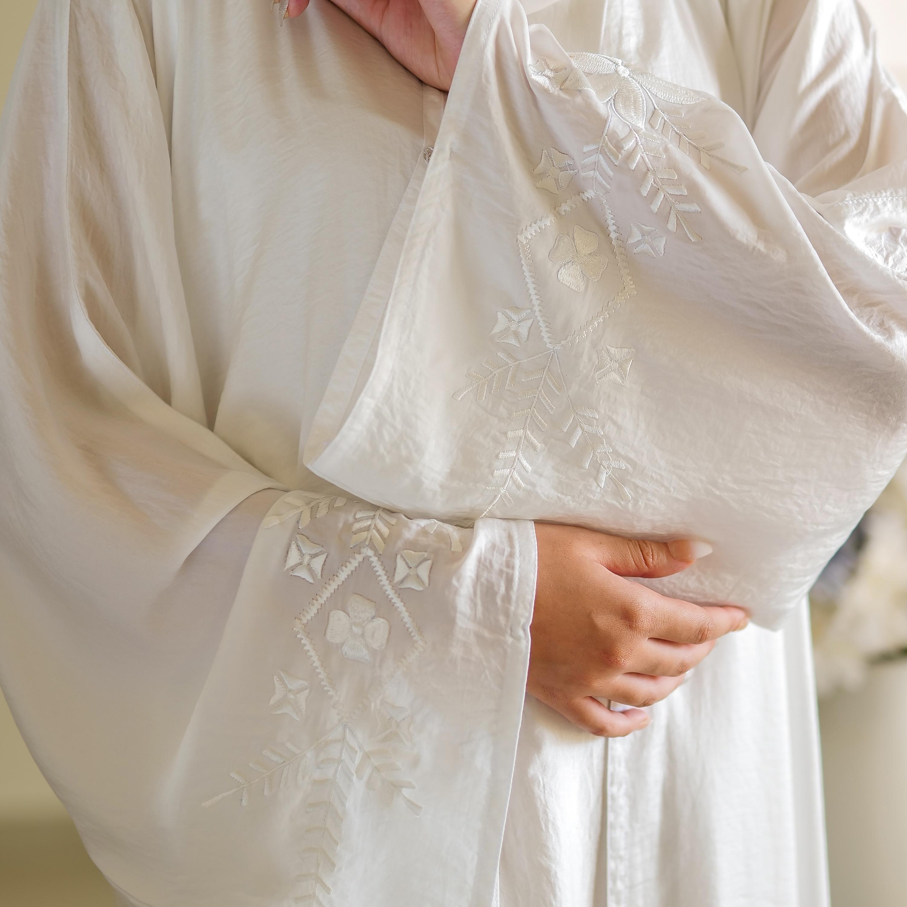 نخبه عباية نسائية بيضاء مطرزة بأكمام واسعة تأتي مع فستان داخلي وحجاب-women-arabicclothing-abayas-image-3
