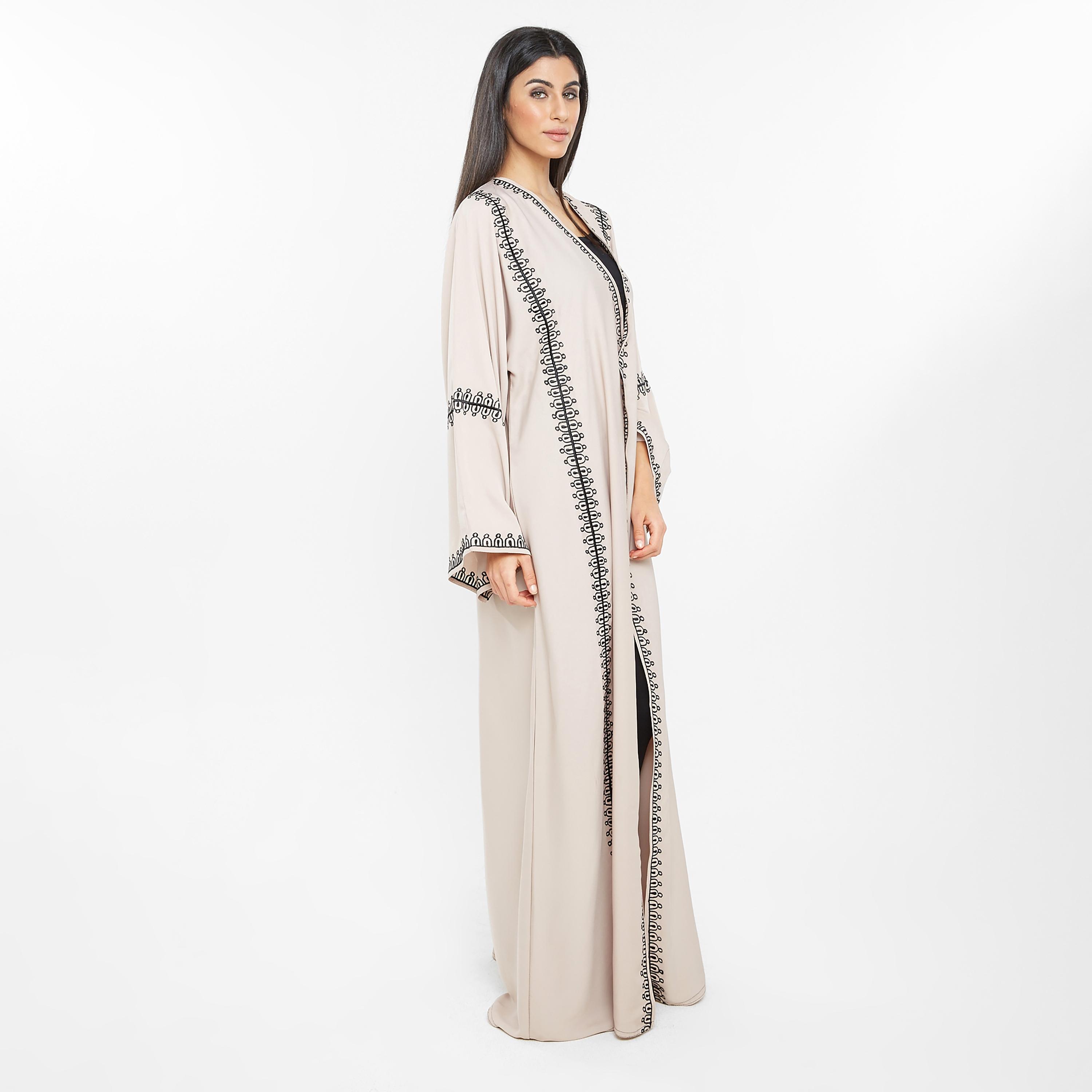 عباية نسائية باللون البيج مطرزة بفتحة أمامية وأكمام واسعة مع حجاب من نخبه-women-arabicclothing-abayas-image-3
