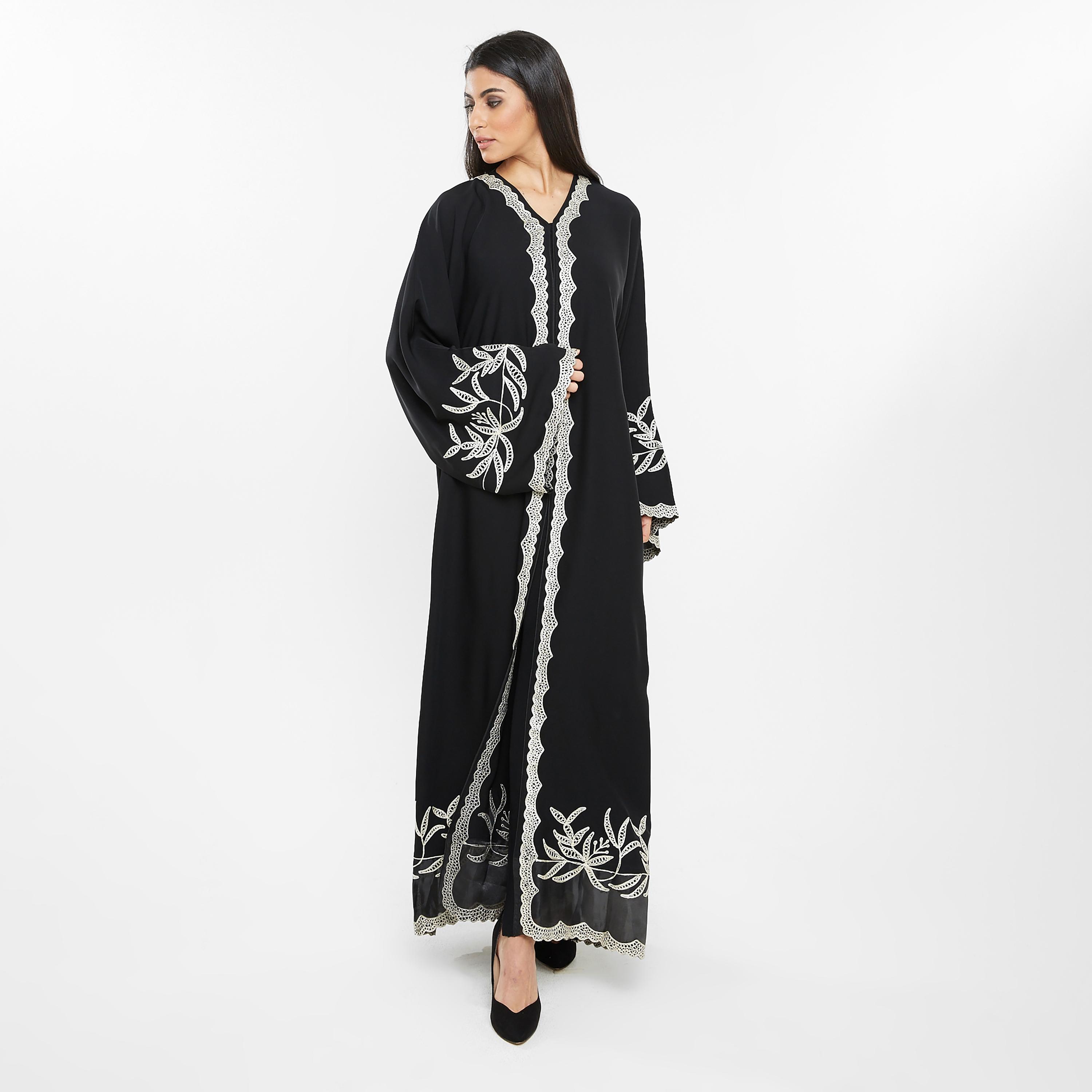 عباية نسائية نيدا مع حجاب وتطريز كروشيه باللون الأسود بأكمام واسعة من نخبه-women-arabicclothing-abayas-image-1