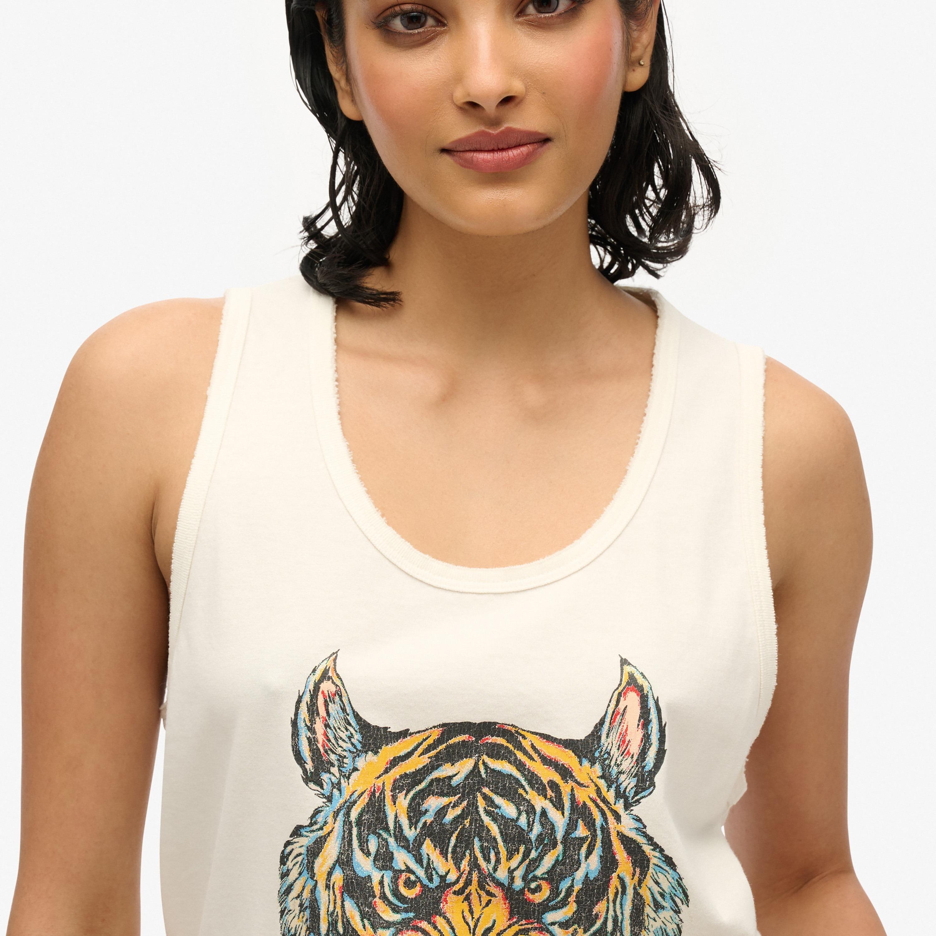 بلوزة نسائية بدون أكمام بفتحة رقبة دائرية ورسومات من سوبردراي-women-clothing-shirtsandblouses-blouses-image-3
