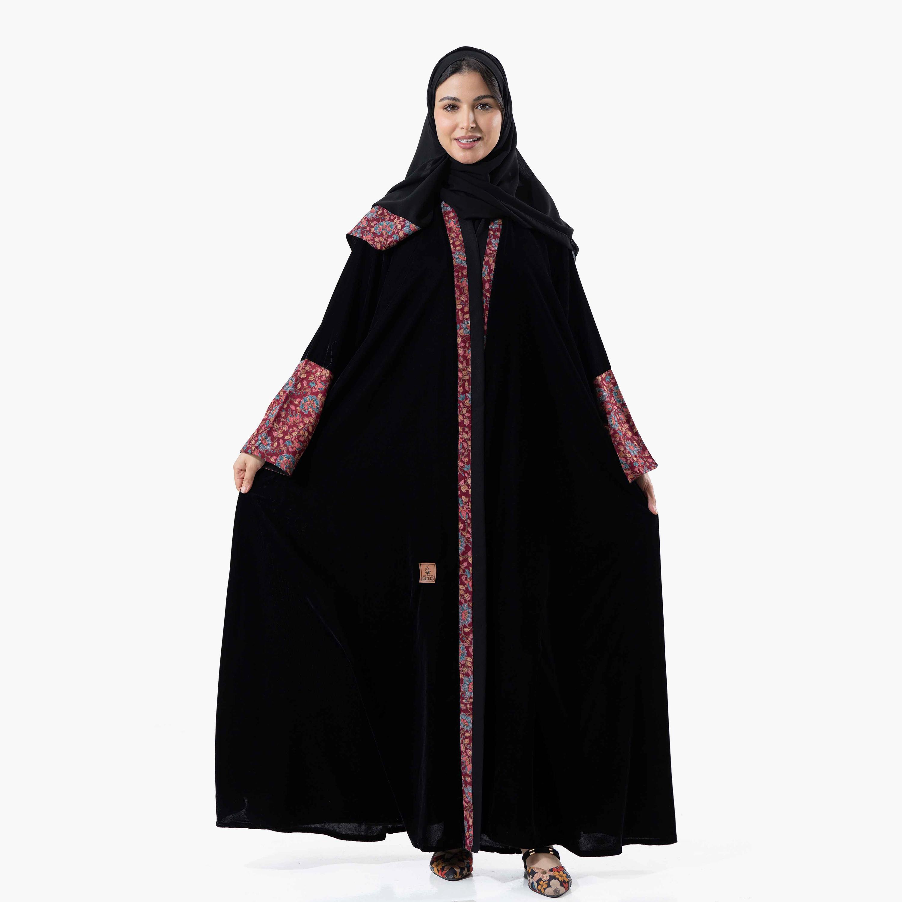 عباية نسائية شتوية مخملية بأكمام واسعة مطبوعة باللون الأسود مع طرحة من زاهيه-women-arabicclothing-abayas-image-1