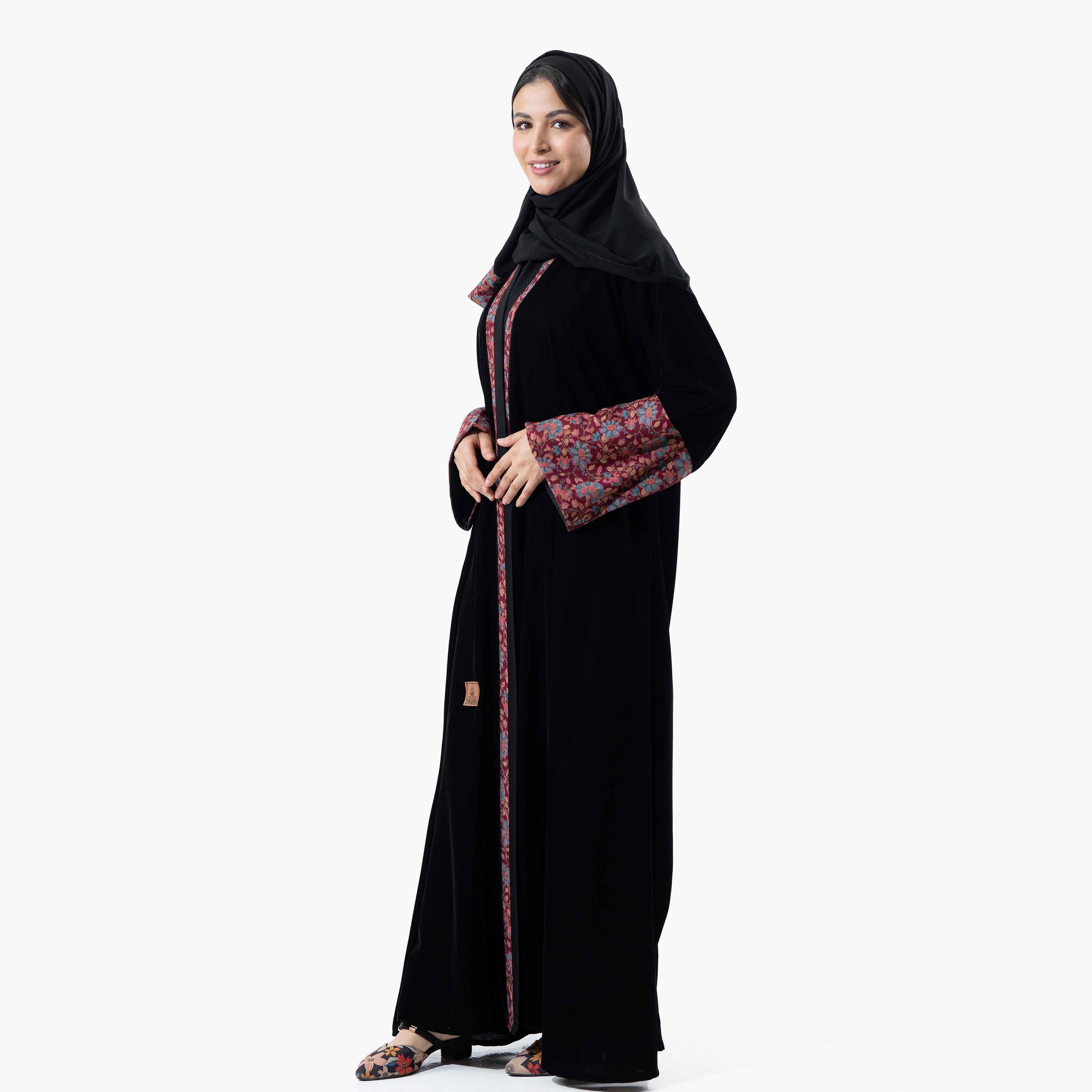 عباية نسائية شتوية مخملية بأكمام واسعة مطبوعة باللون الأسود مع طرحة من زاهيه-women-arabicclothing-abayas-image-2
