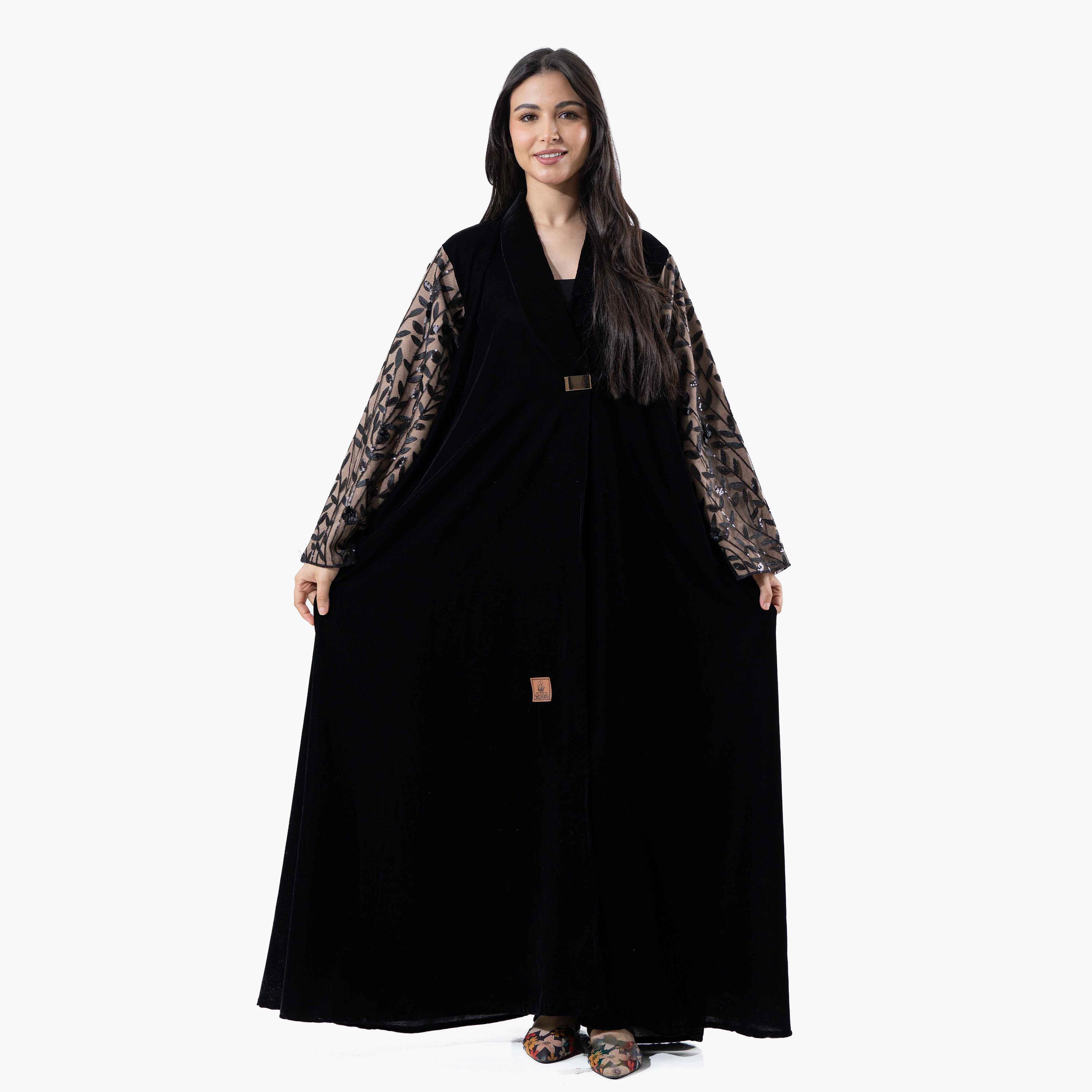عباية نسائية شتوية مخملية سوداء بأكمام واسعة وياقة مزينة بالترتر مع طرحة من زاهيه-women-arabicclothing-abayas-image-1