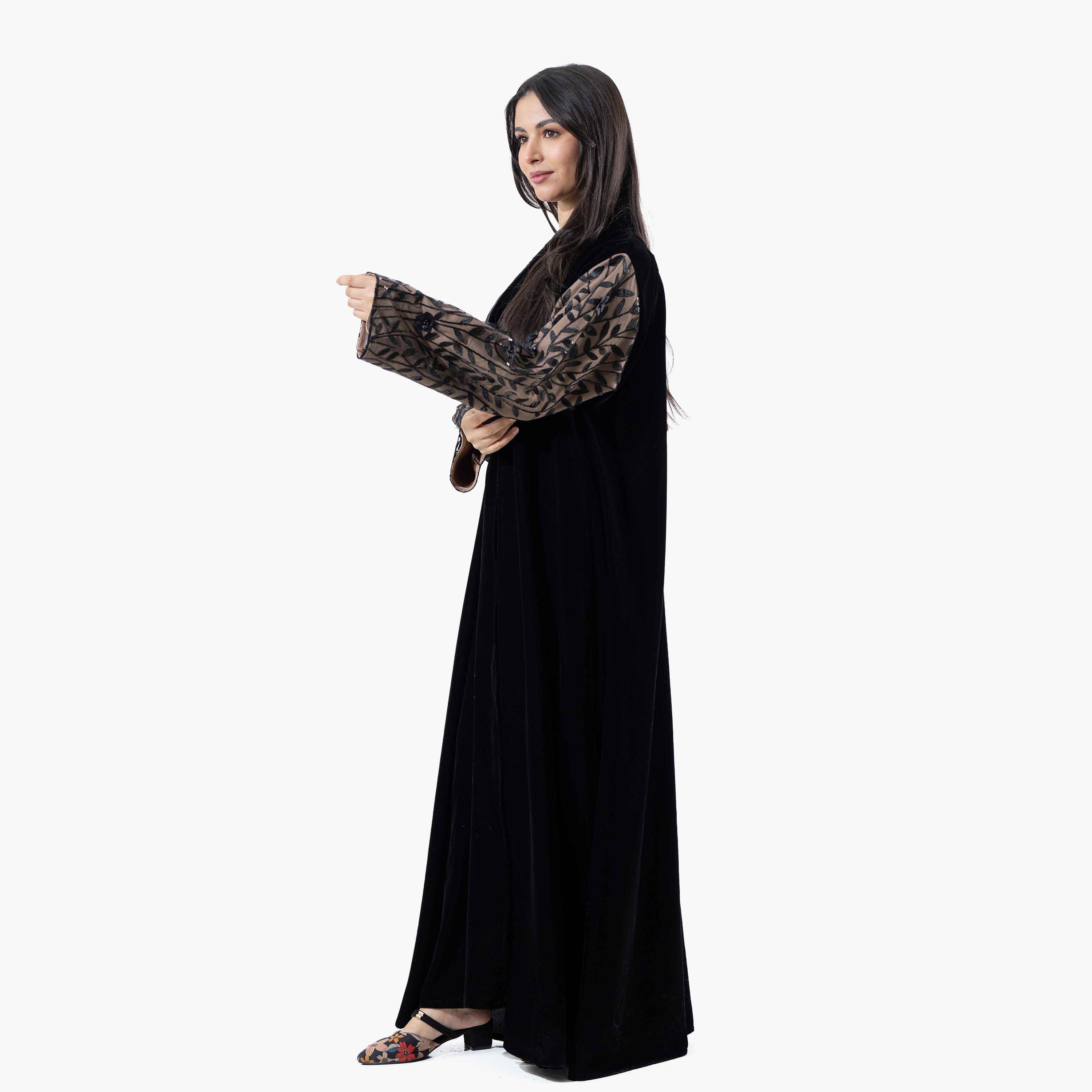 عباية نسائية شتوية مخملية سوداء بأكمام واسعة وياقة مزينة بالترتر مع طرحة من زاهيه-women-arabicclothing-abayas-image-2