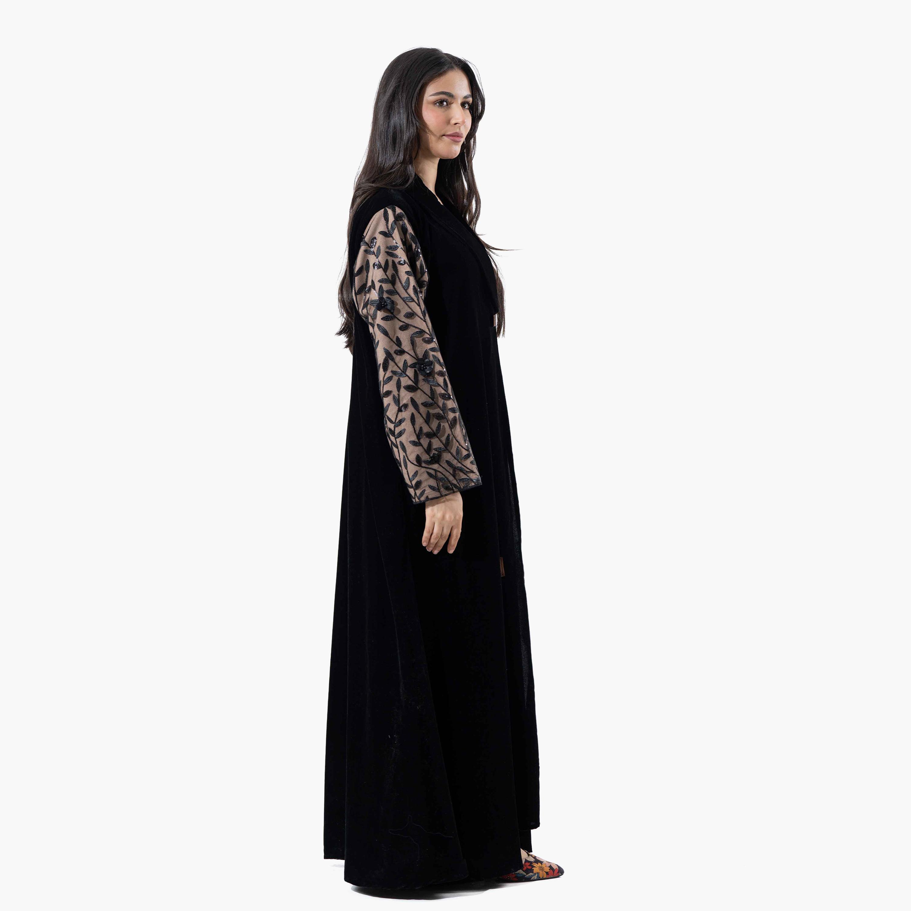 عباية نسائية شتوية مخملية سوداء بأكمام واسعة وياقة مزينة بالترتر مع طرحة من زاهيه-women-arabicclothing-abayas-image-3