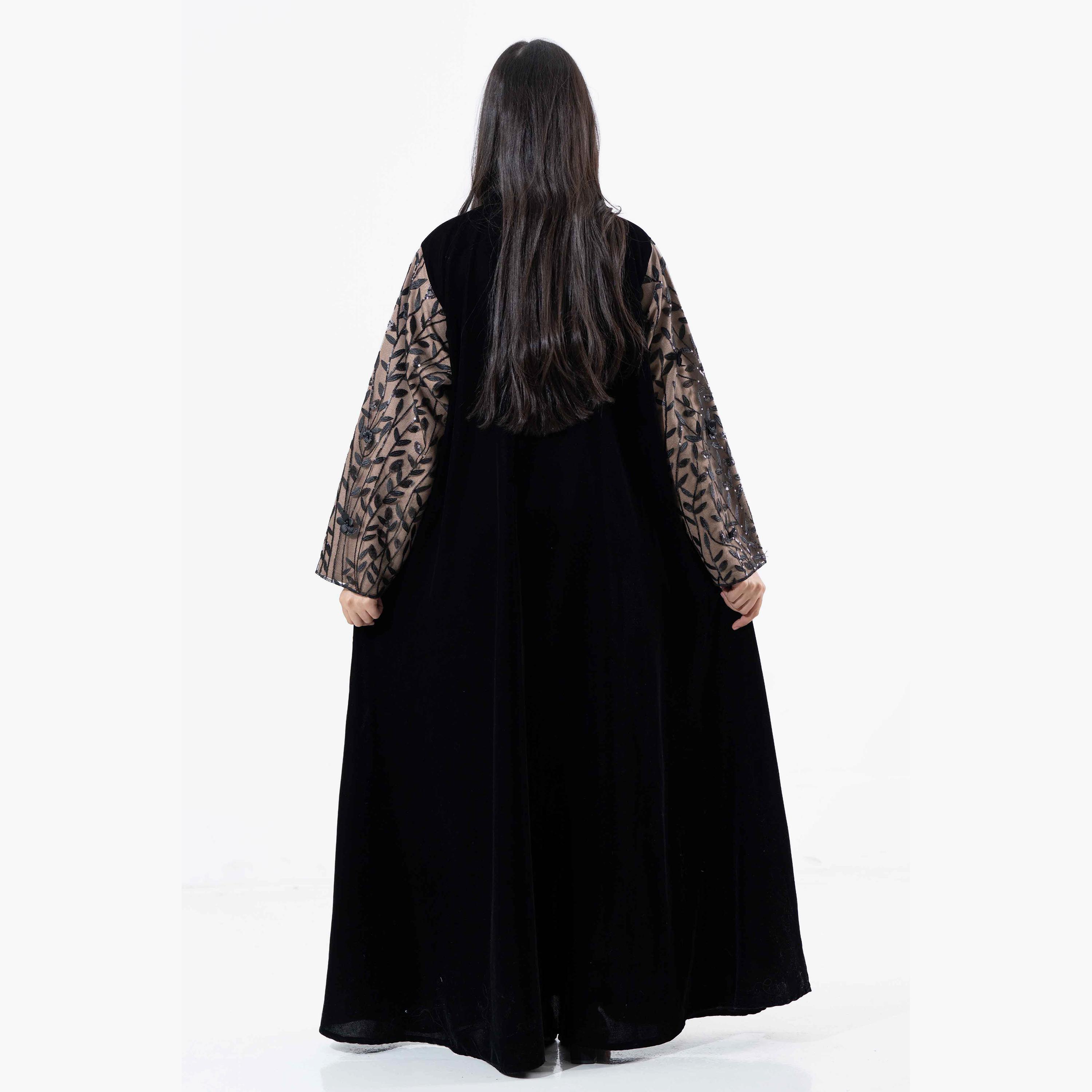 عباية نسائية شتوية مخملية سوداء بأكمام واسعة وياقة مزينة بالترتر مع طرحة من زاهيه-women-arabicclothing-abayas-image-4