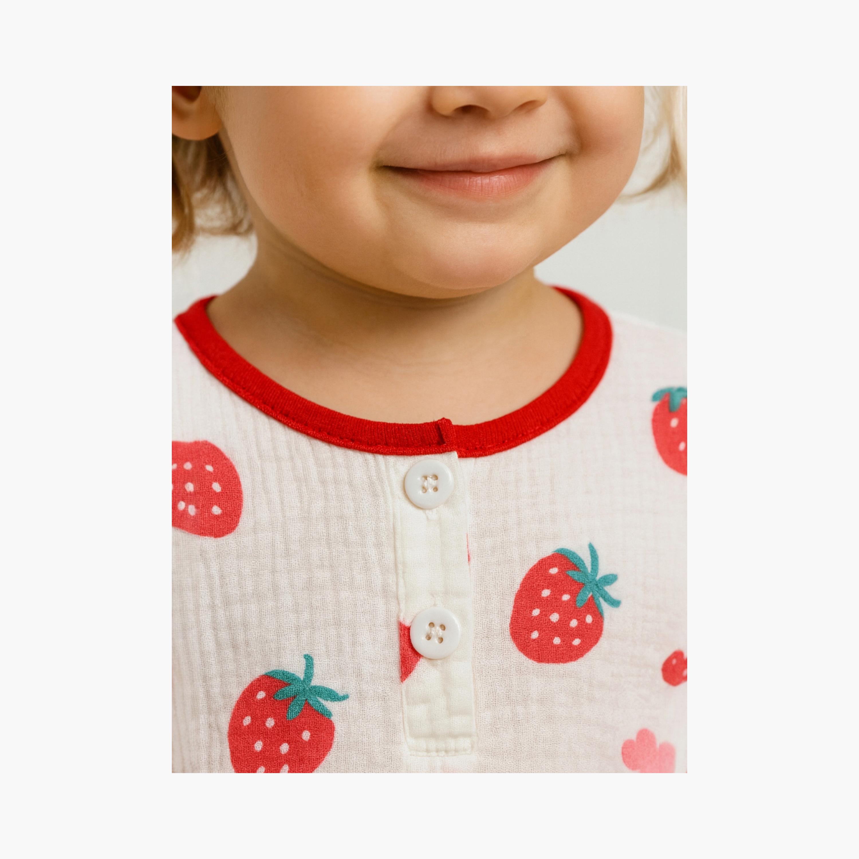 طقم بيجامة قطن موسلين بطبعة فراولة من فيكتور آند جين-girls-clothing-nightwear-image-3