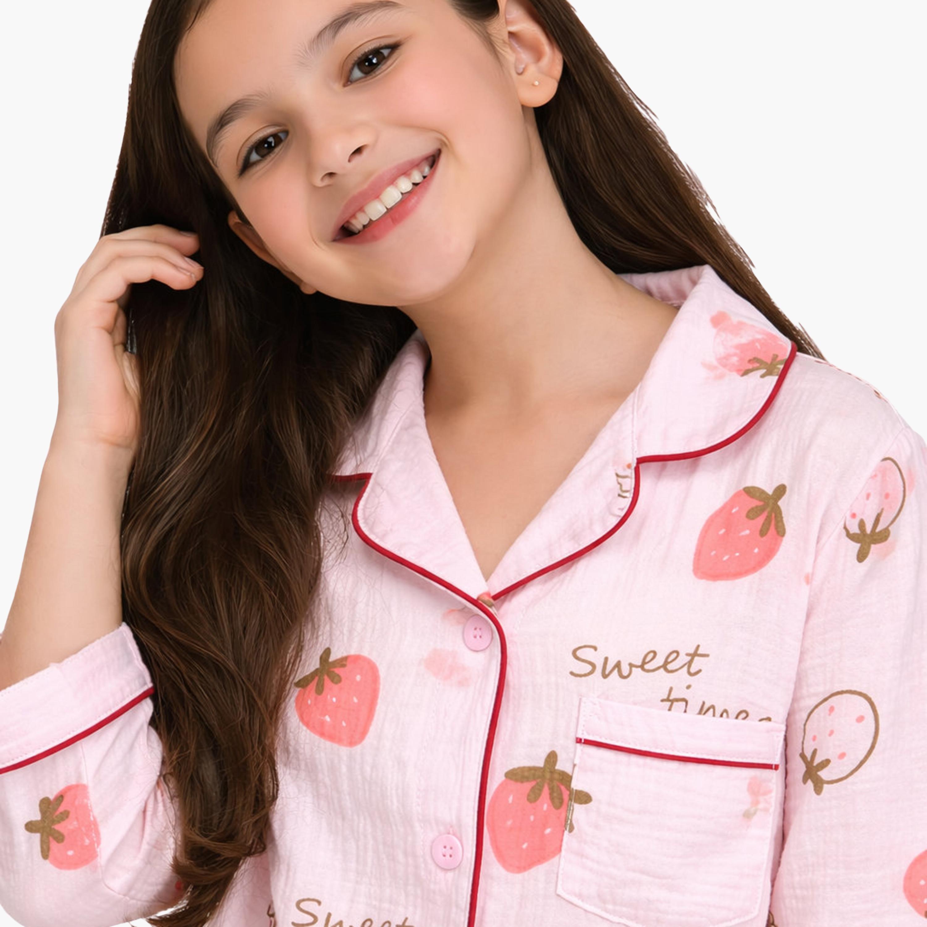 طقم بيجامة قطن موسلين بطبعة فراولة من فيكتور آند جين-girls-clothing-nightwear-image-3