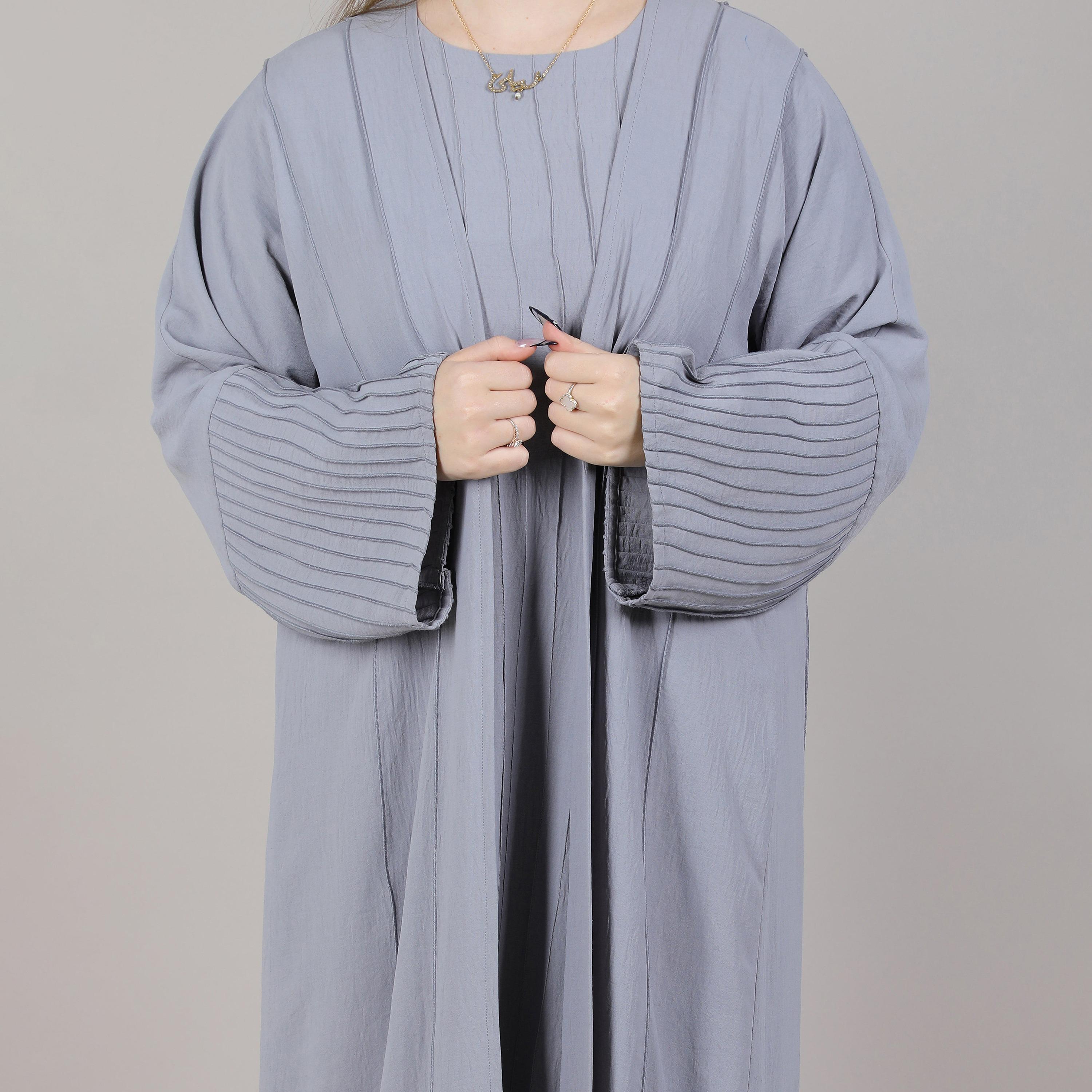 عباية نسائية مفتوحة بأكمام واسعة وتفاصيل طيات باللون الرمادي من إم سكوير فاشون-women-arabicclothing-abayas-image-2