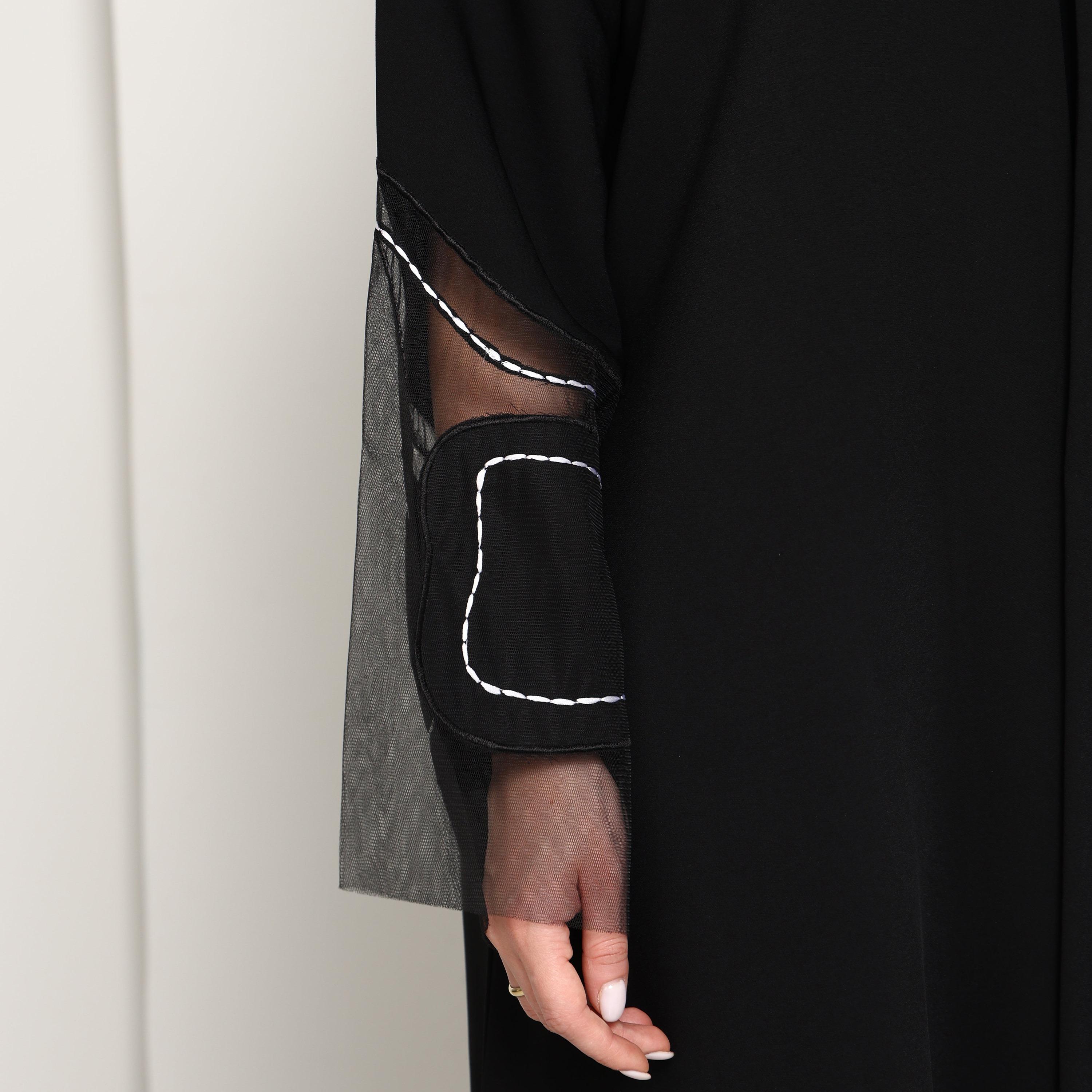 عباية نسائية من قماش "كريب" بأكمام شفافة وخياطة متباينة بلون أسود من إم سكوير فاشن-women-arabicclothing-abayas-image-3