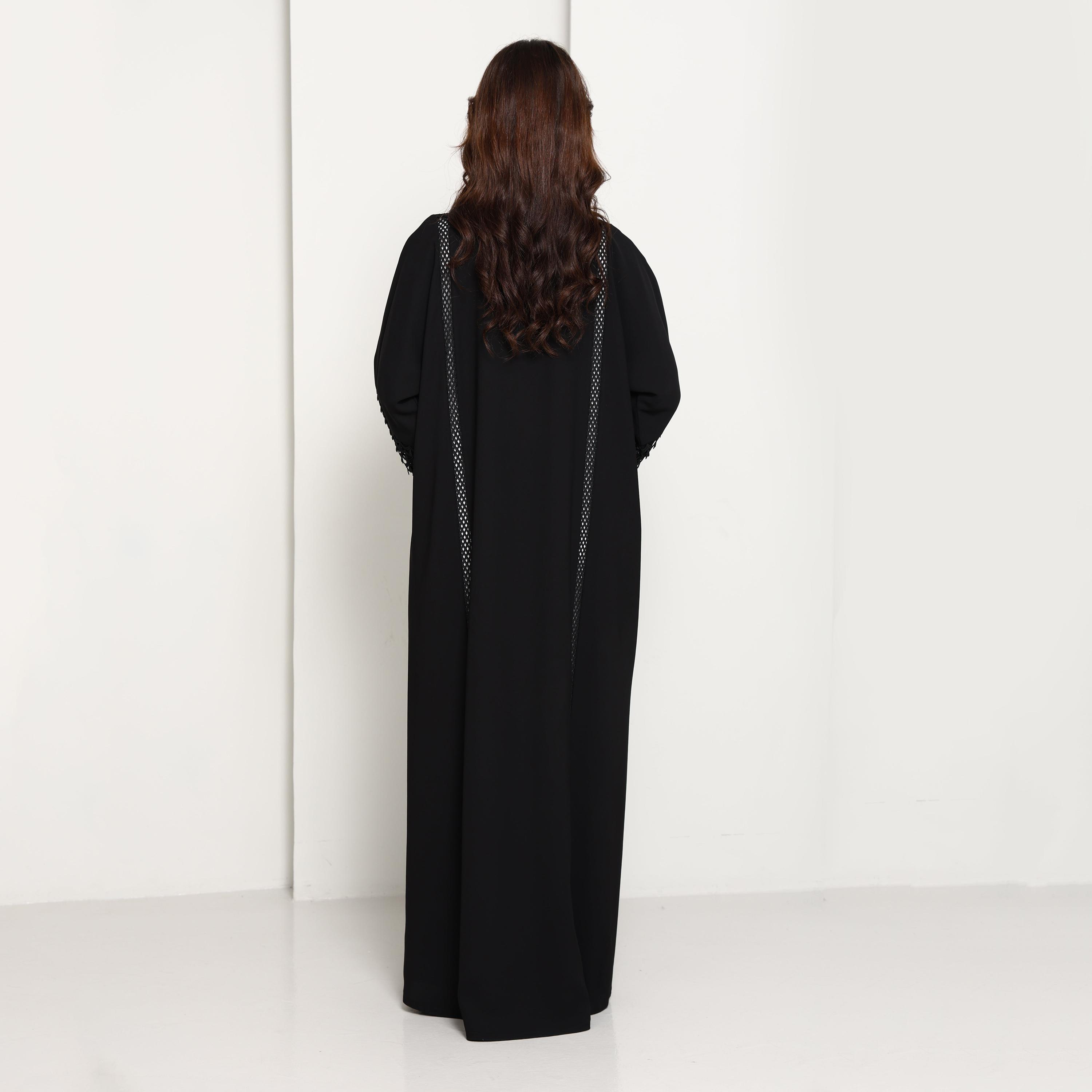 عباية نسائية مفتوحة مزينة بدانتيل على الأكمام الواسعة والجزء الأمامي بلون أسود من إم سكوير فاشن-women-arabicclothing-abayas-image-5