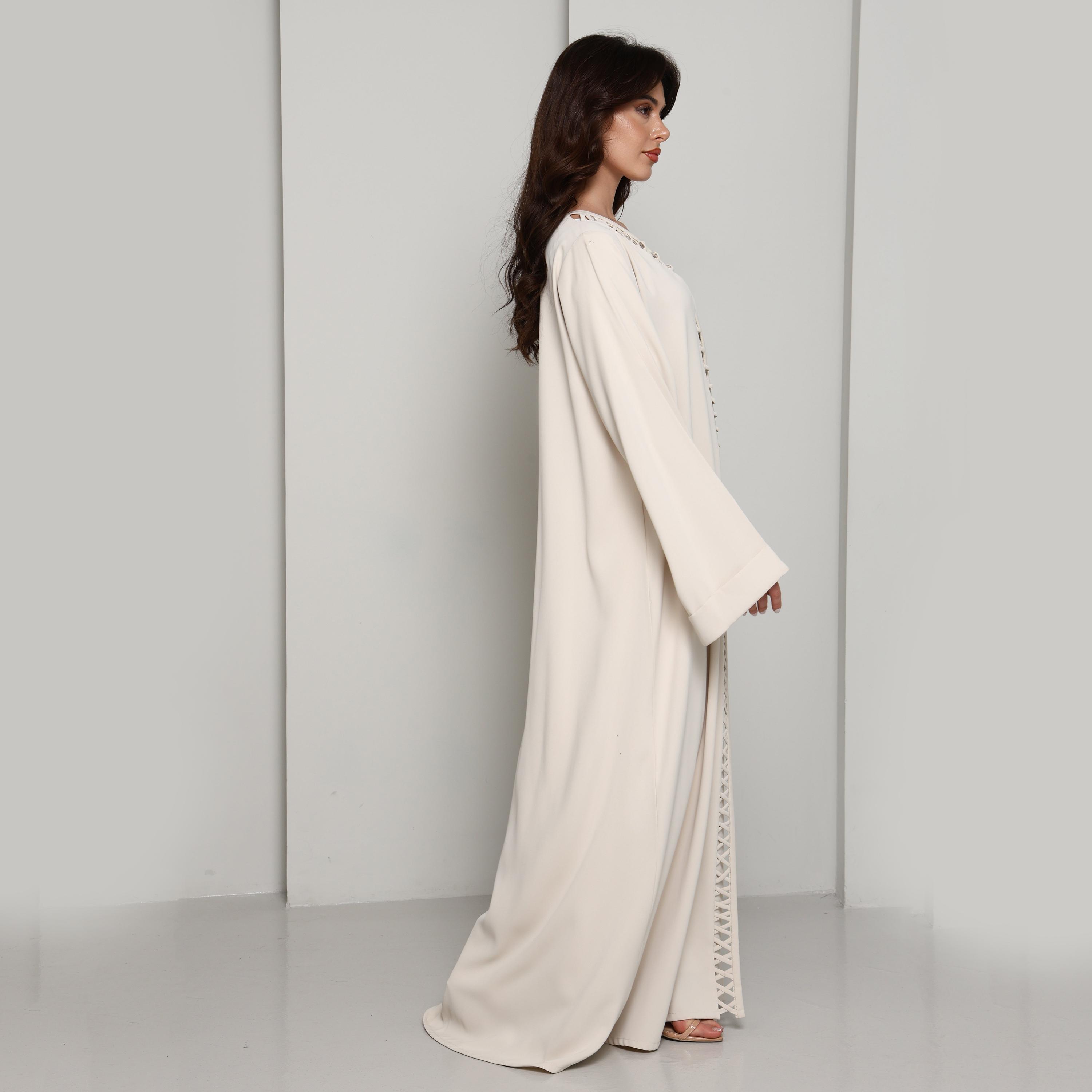 عباية نسائية بأكمام واسعة وتصميم "شبيكة" أمامي بلون كريمي من إم سكوير فاشن-women-arabicclothing-abayas-image-2