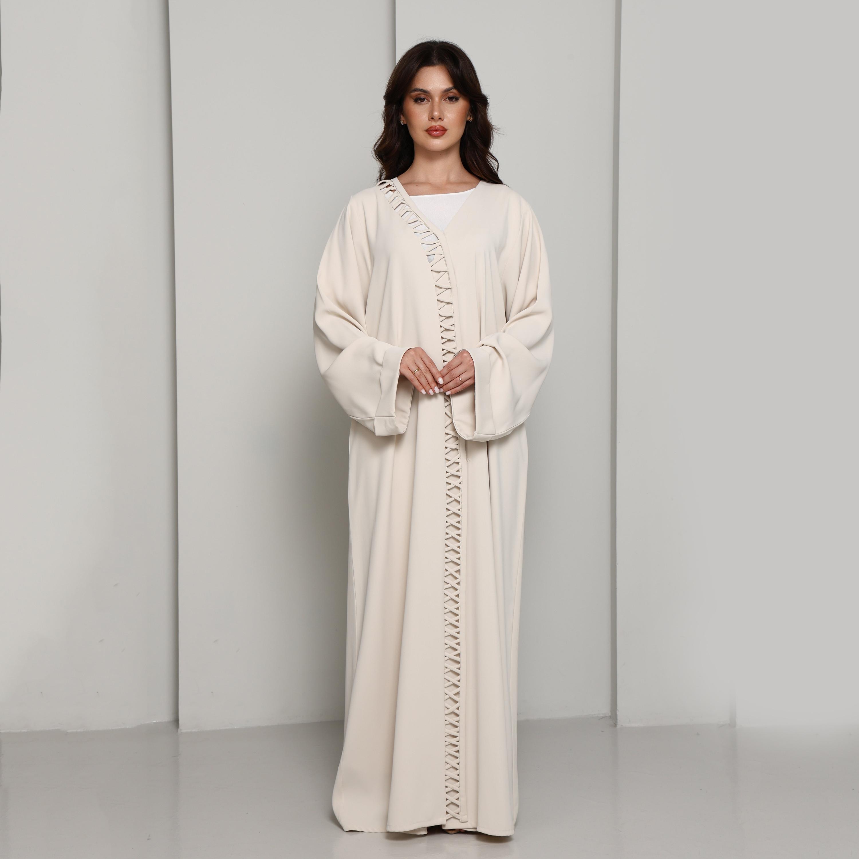 عباية نسائية بأكمام واسعة وتصميم "شبيكة" أمامي بلون كريمي من إم سكوير فاشن-women-arabicclothing-abayas-image-3