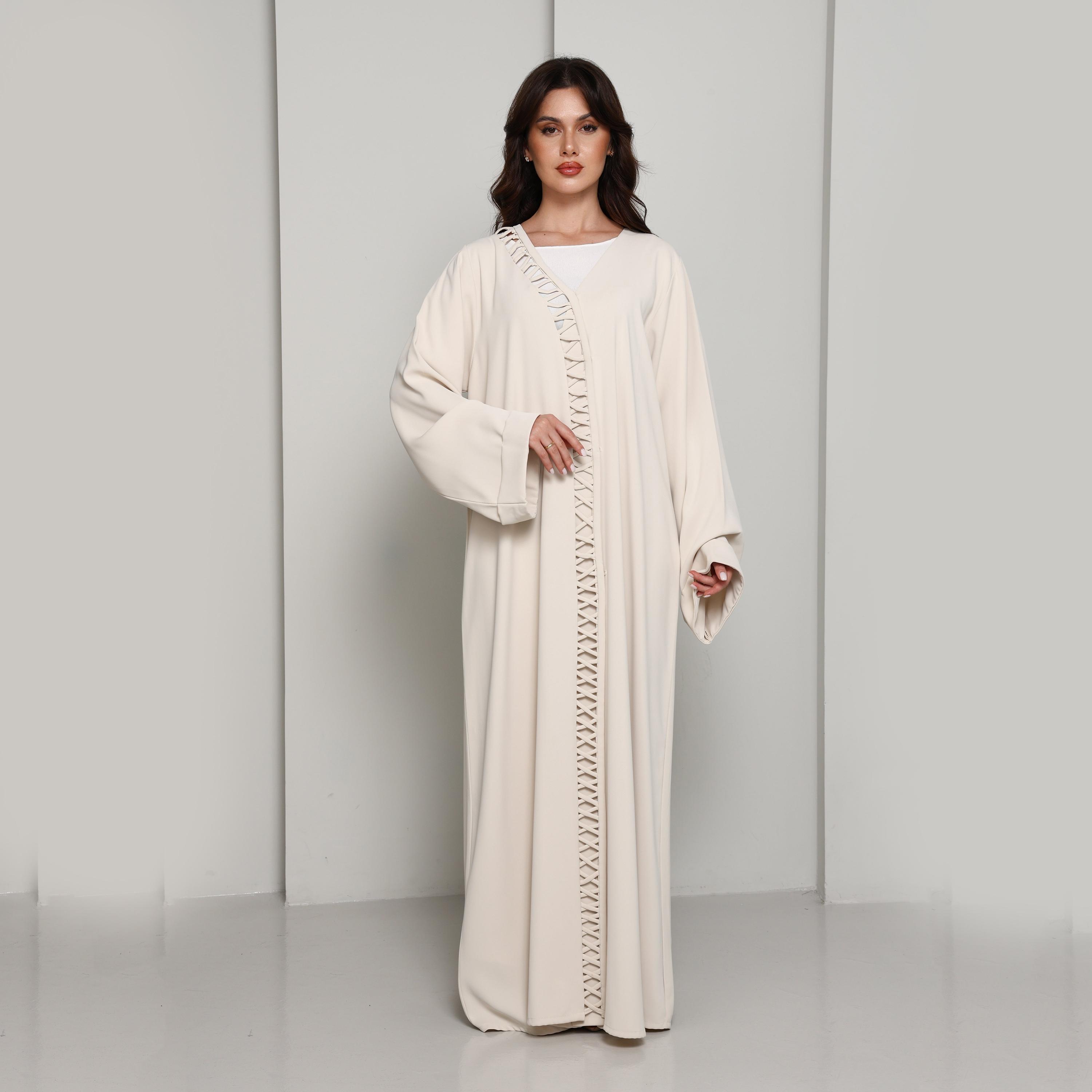عباية نسائية بأكمام واسعة وتصميم "شبيكة" أمامي بلون كريمي من إم سكوير فاشن-women-arabicclothing-abayas-image-4