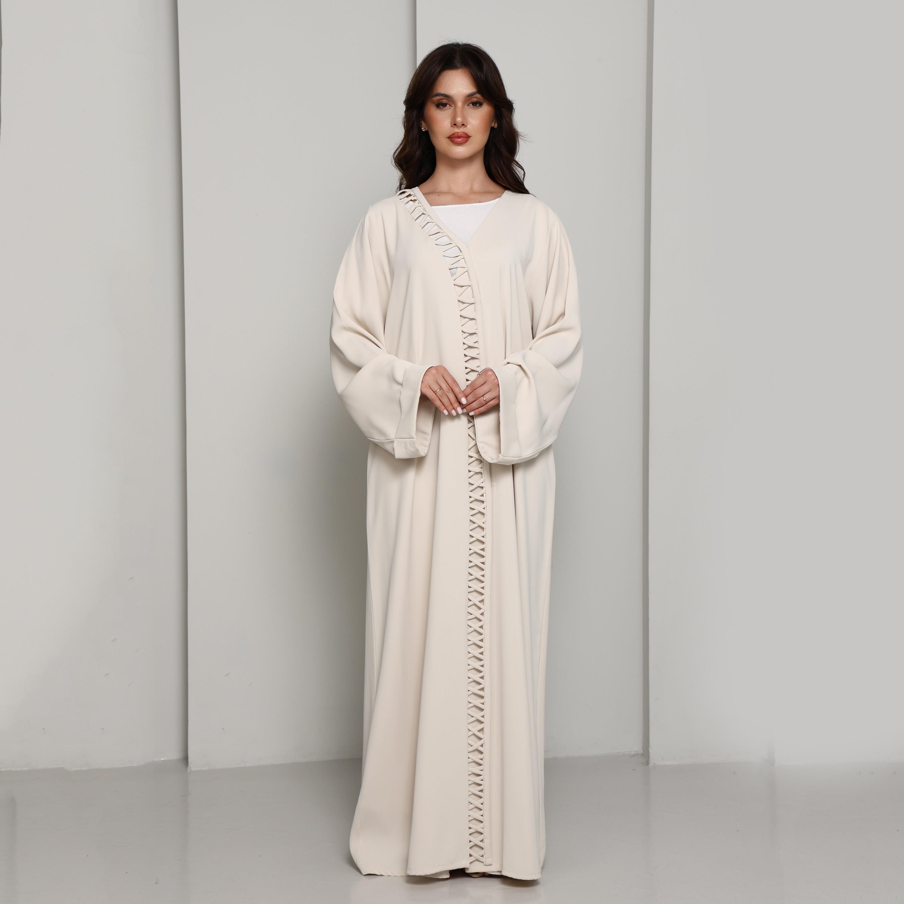 عباية نسائية بأكمام واسعة وتصميم "شبيكة" أمامي بلون كريمي من إم سكوير فاشن-women-arabicclothing-abayas-image-5