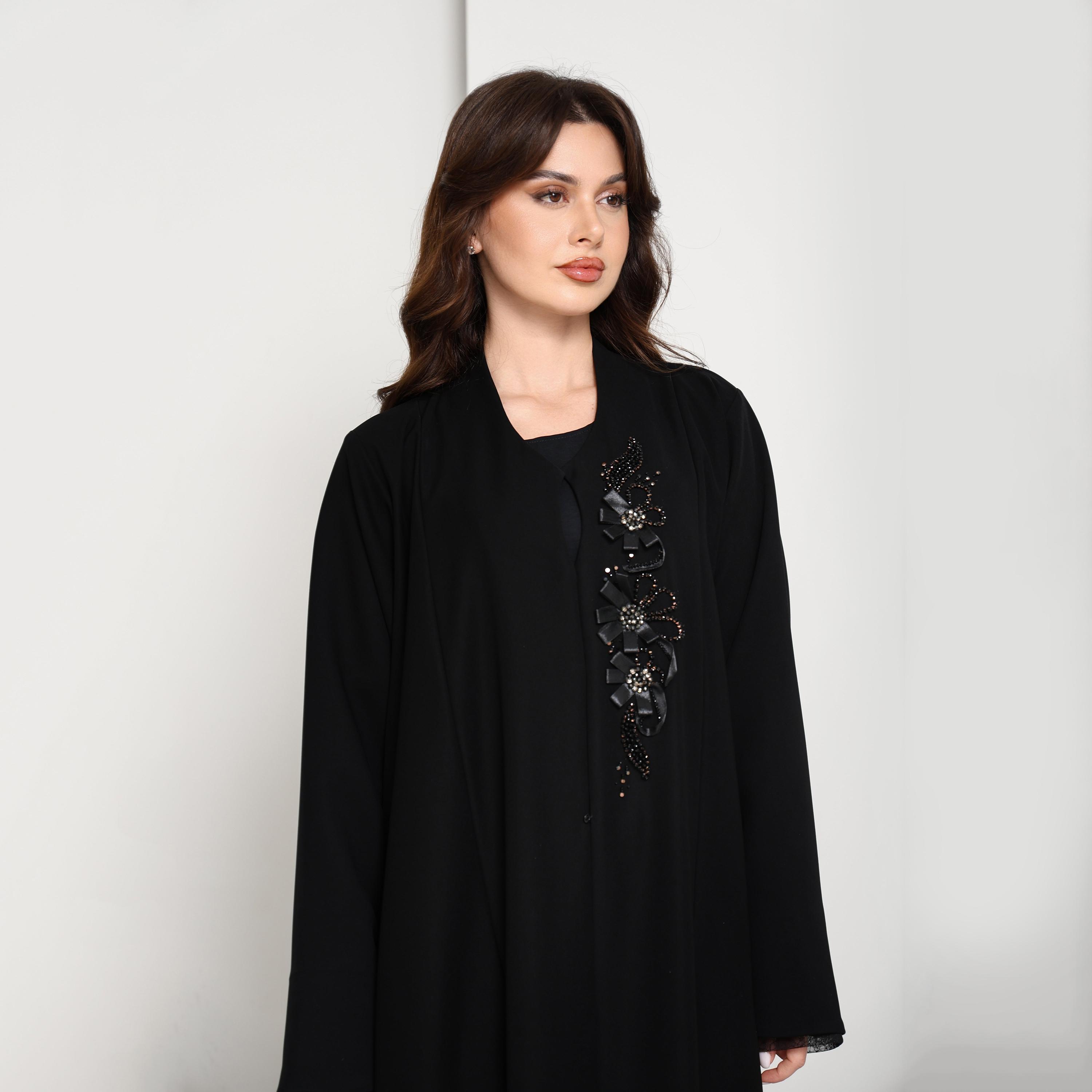 عباية نسائية من قماش "ندا" بتطريز خرز زهور غير متماثل بلون أسود من إم سكوير فاشن-women-arabicclothing-abayas-image-2