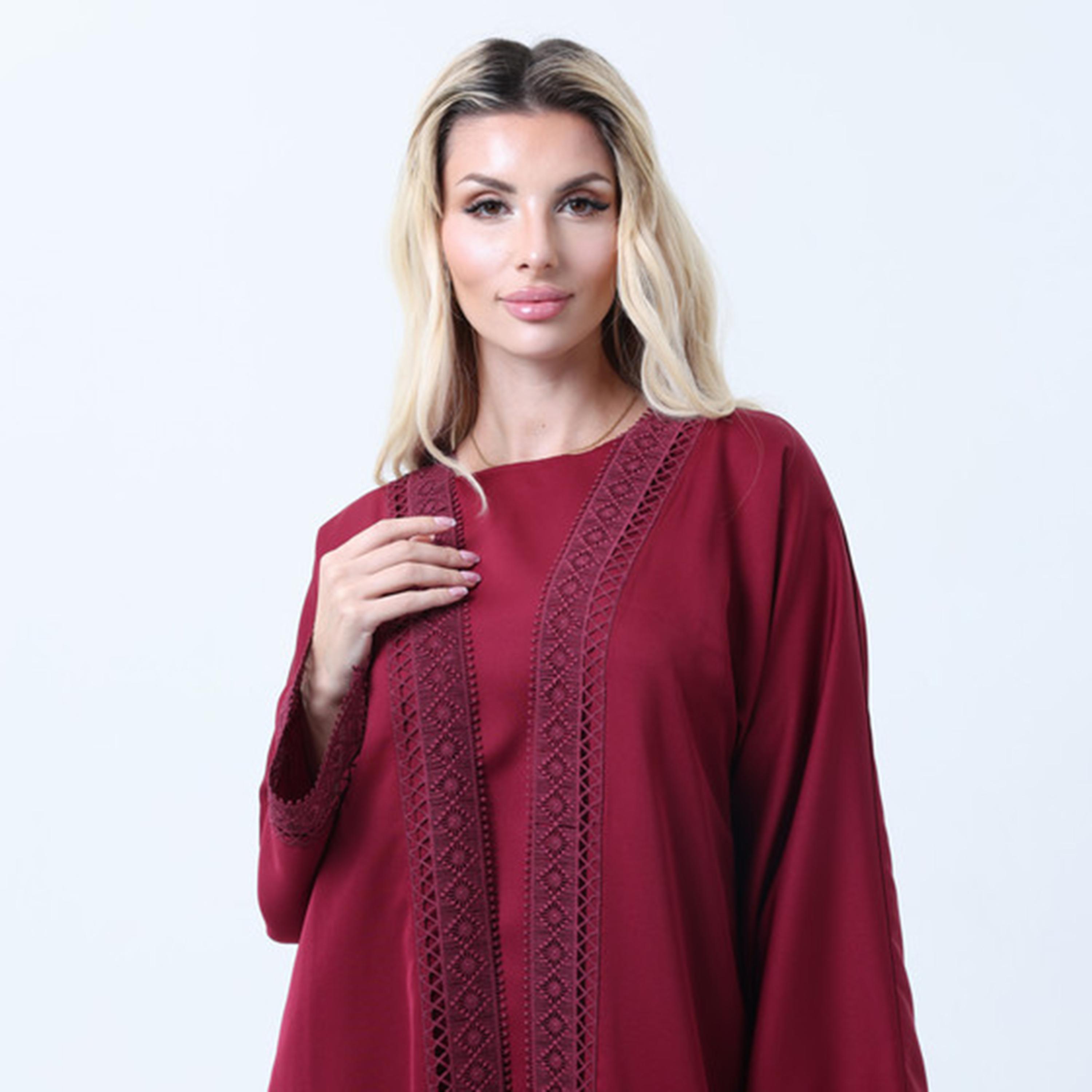 طقم عباءة نسائية من قماش نيدا بتفاصيل دانتيل باللون العنابي من إمسكوير فاشون-women-arabicclothing-abayas-image-2