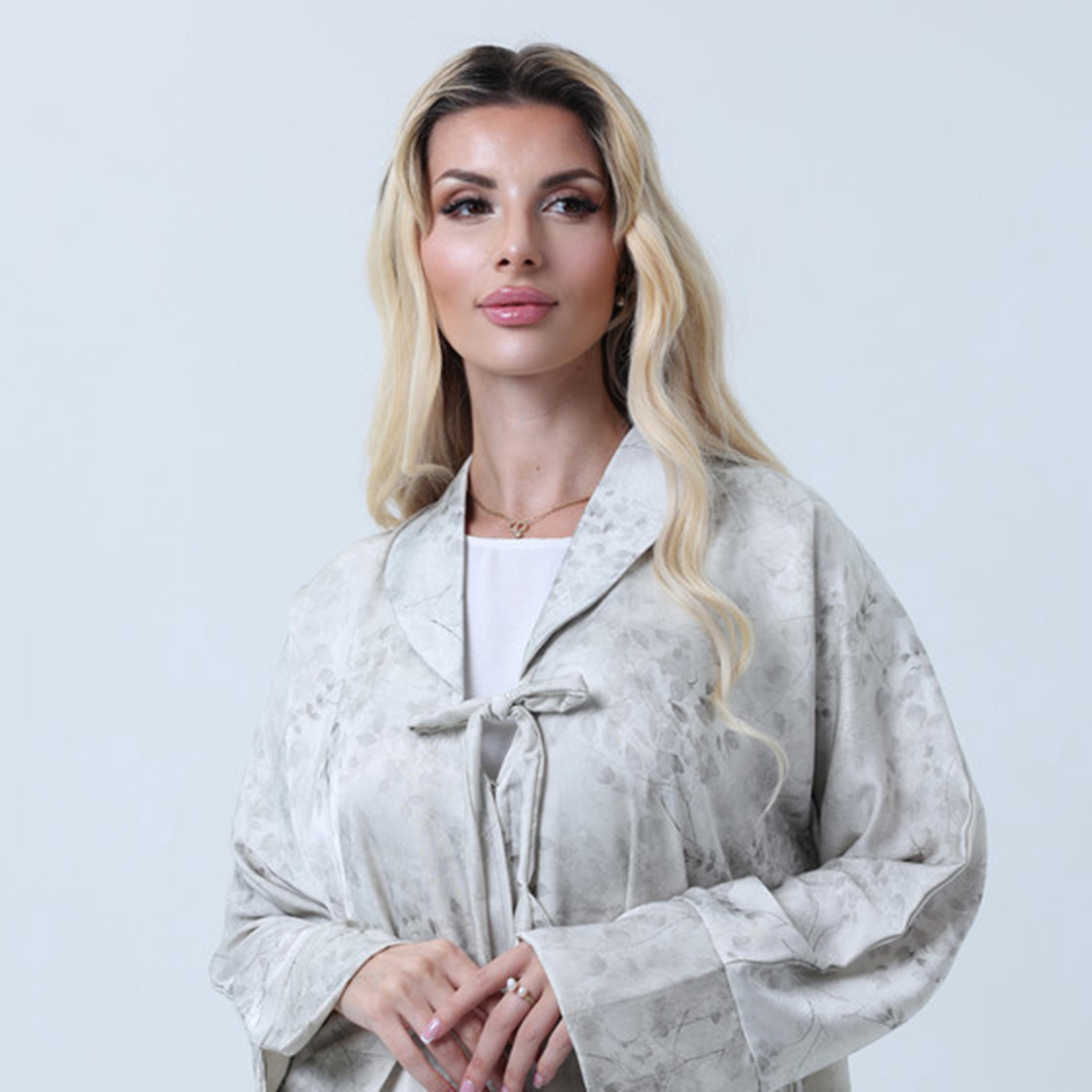 عباءة نسائية من قماش جاكار بياقة مفتوحة وأكمام مشقوقة وطبعة زهور باللون البيج من إمسكوير فاشون-women-arabicclothing-abayas-image-2
