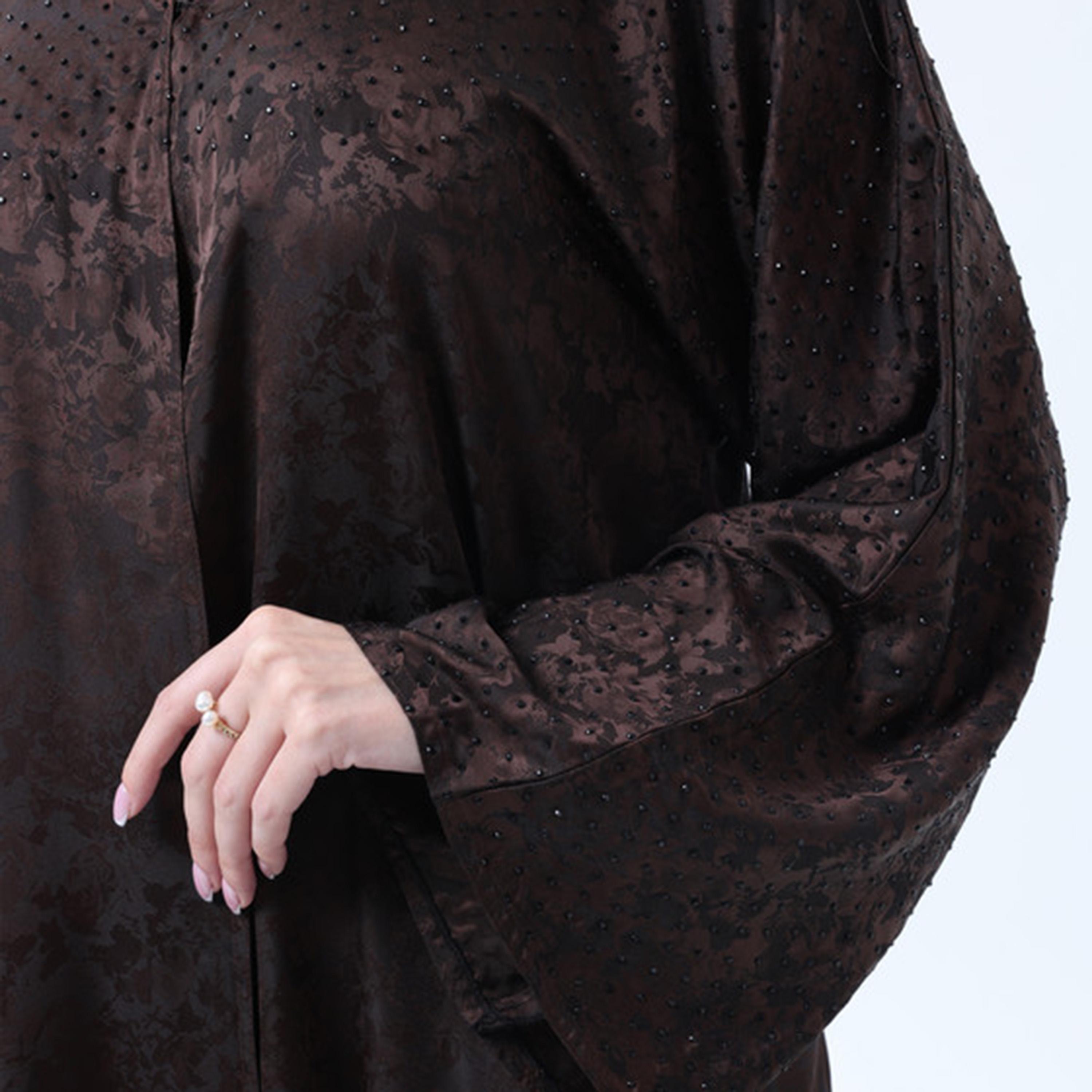 عباءة نسائية من الحرير بأكمام واسعة وطبعة زهور باللون البني من إمسكوير فاشون-women-arabicclothing-abayas-image-3