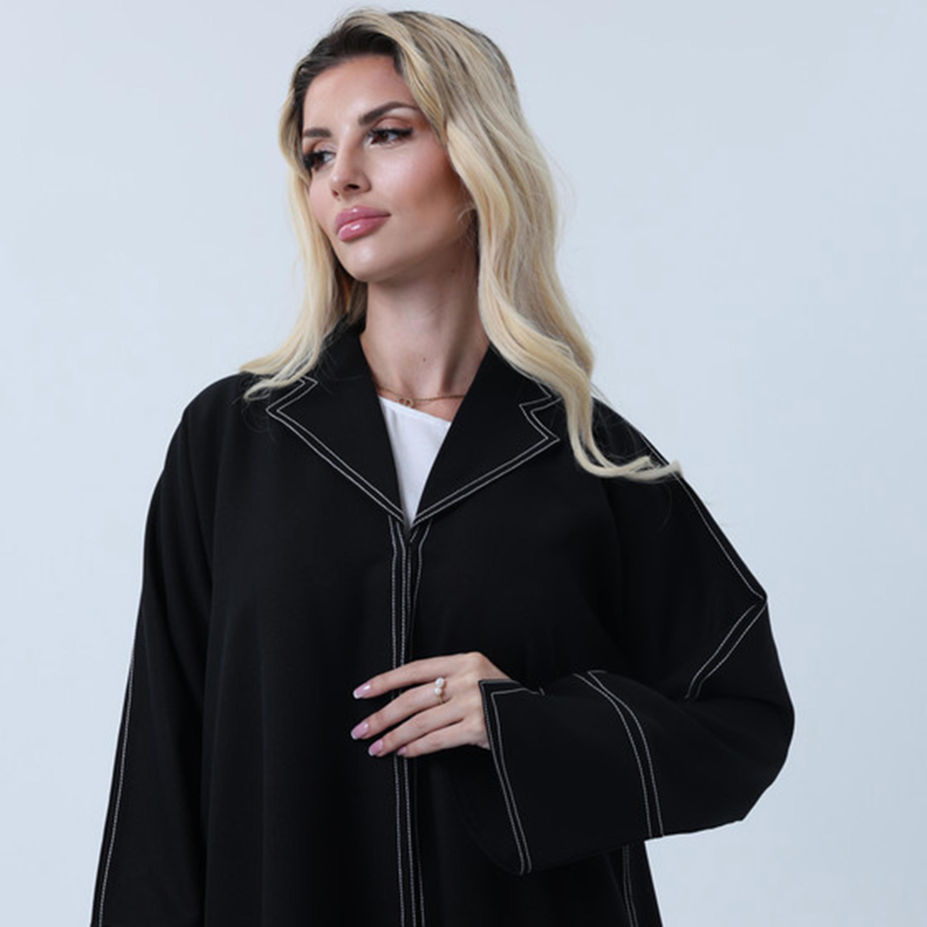 عباءة نسائية من قماش فوا بياقة مفتوحة وأكمام مشقوقة وتطريز متباين باللون الأسود من إمسكوير فاشون-women-arabicclothing-abayas-image-2