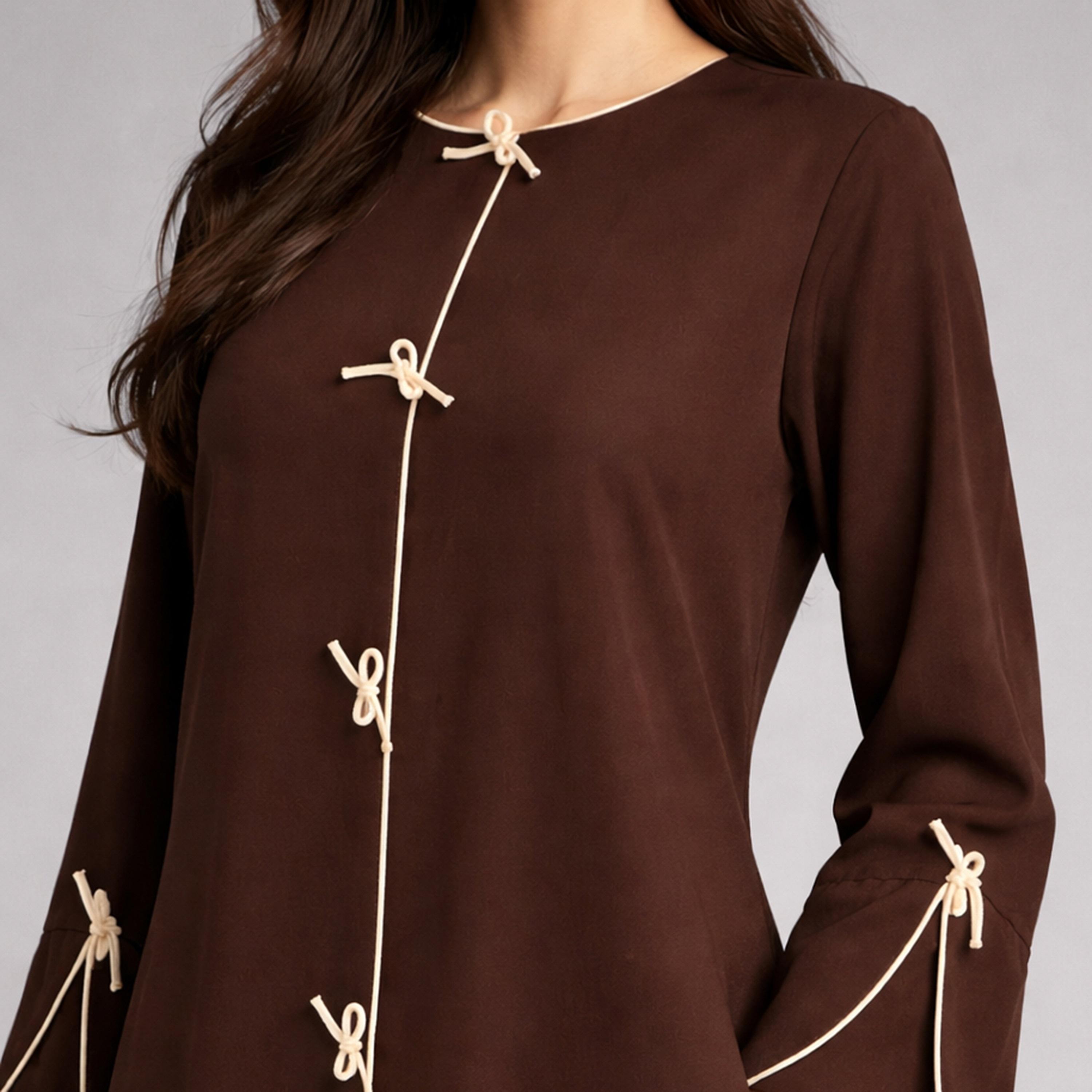 عباية نسائية من قماش "ندا" بتفاصيل خياطة متباينة وعقدة ربط من إم سكوير فاشن-women-arabicclothing-abayas-image-2