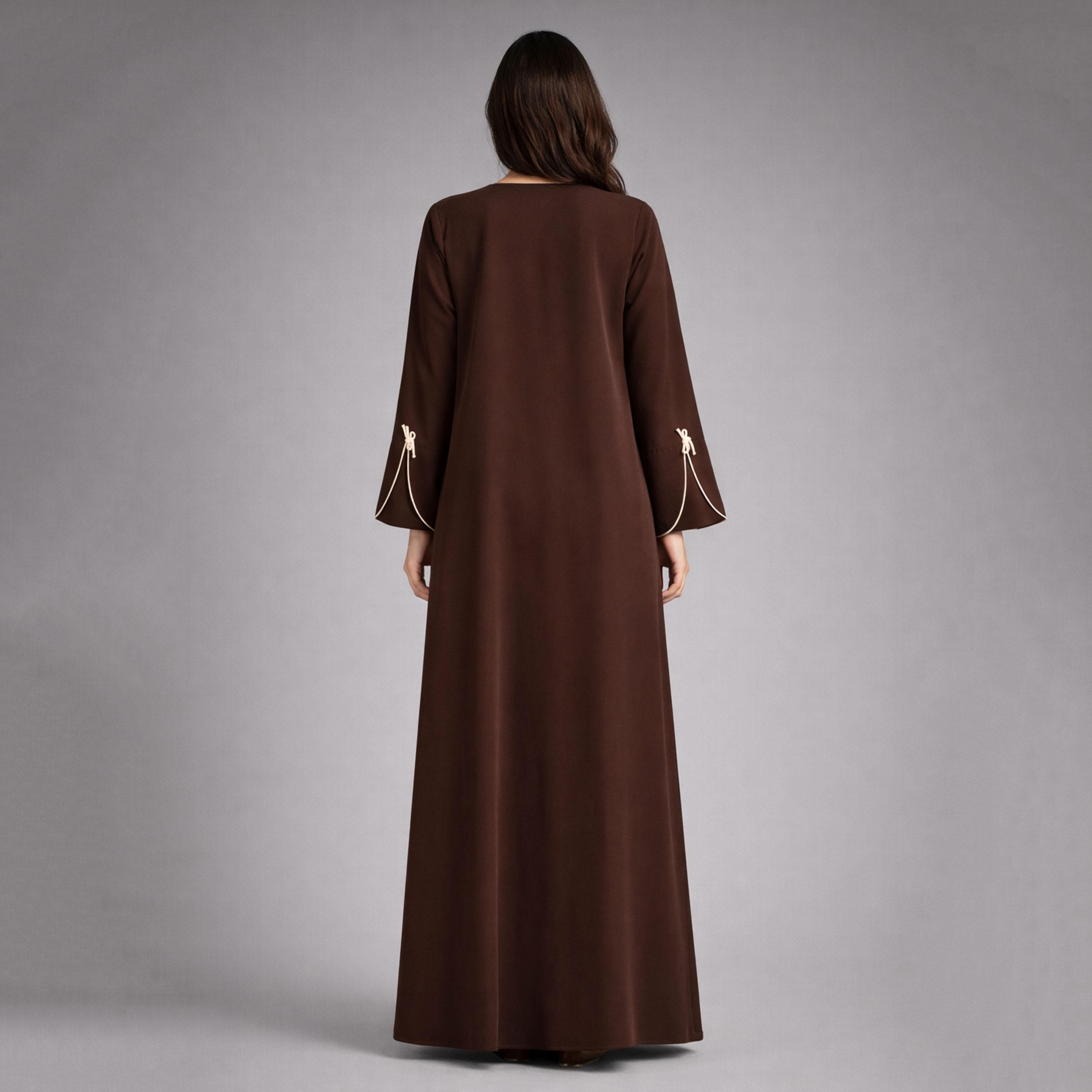 عباية نسائية من قماش "ندا" بتفاصيل خياطة متباينة وعقدة ربط من إم سكوير فاشن-women-arabicclothing-abayas-image-5