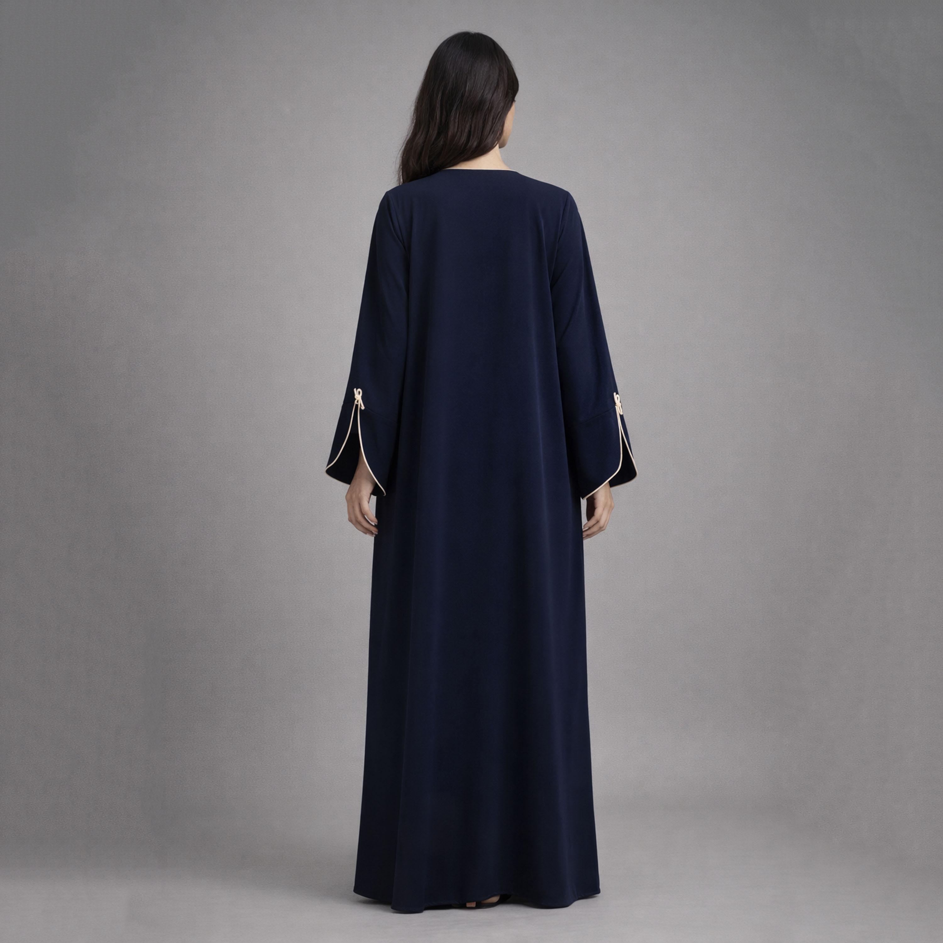 عباية نسائية من قماش "ندا" بتفاصيل خياطة متباينة وعقدة ربط مع طرحة من إم سكوير فاشن-women-arabicclothing-abayas-image-4
