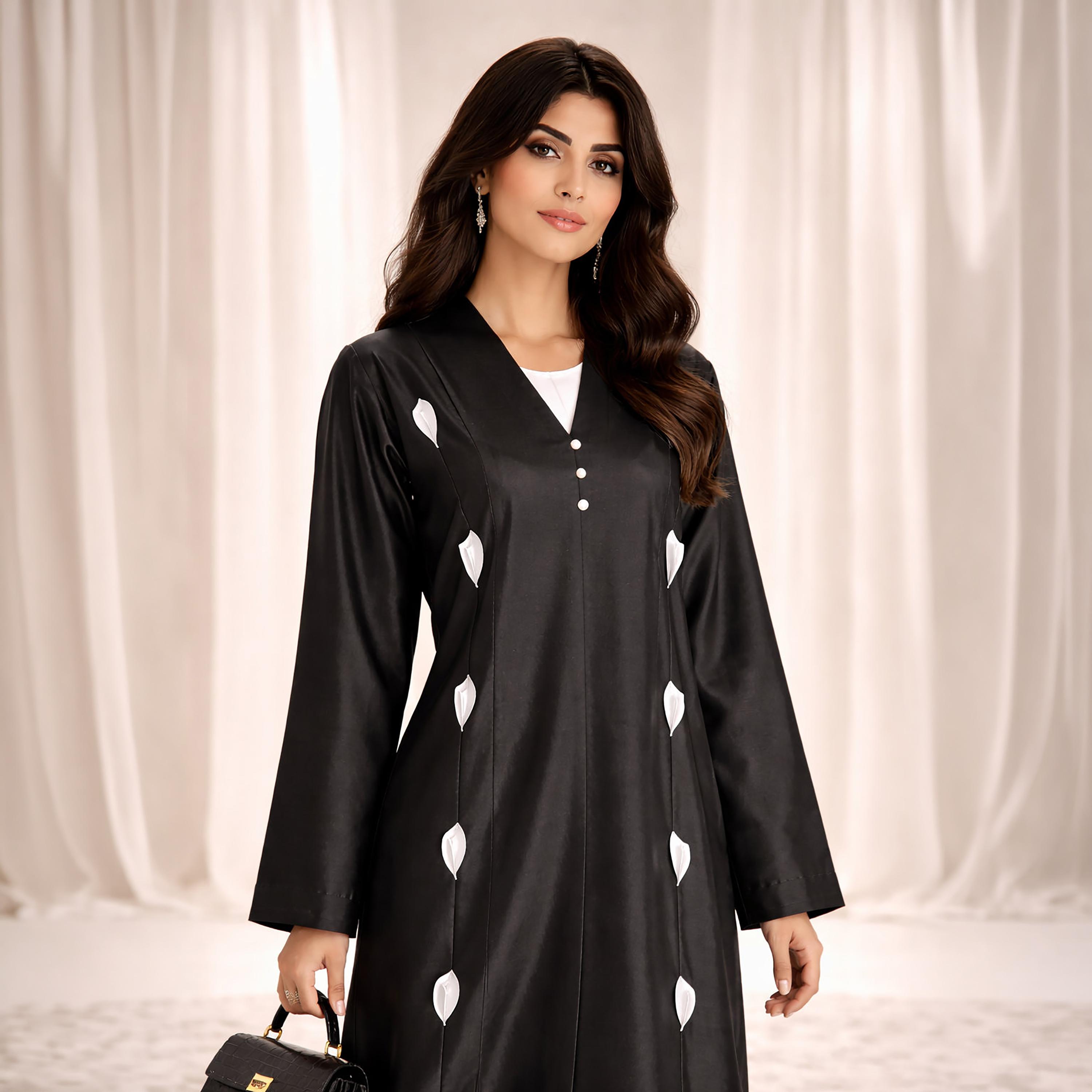 عباءة "فيكتوريا ساتان" سوداء بزخارف متباينة للنساء من إم سكوير فاشن-women-arabicclothing-abayas-image-3