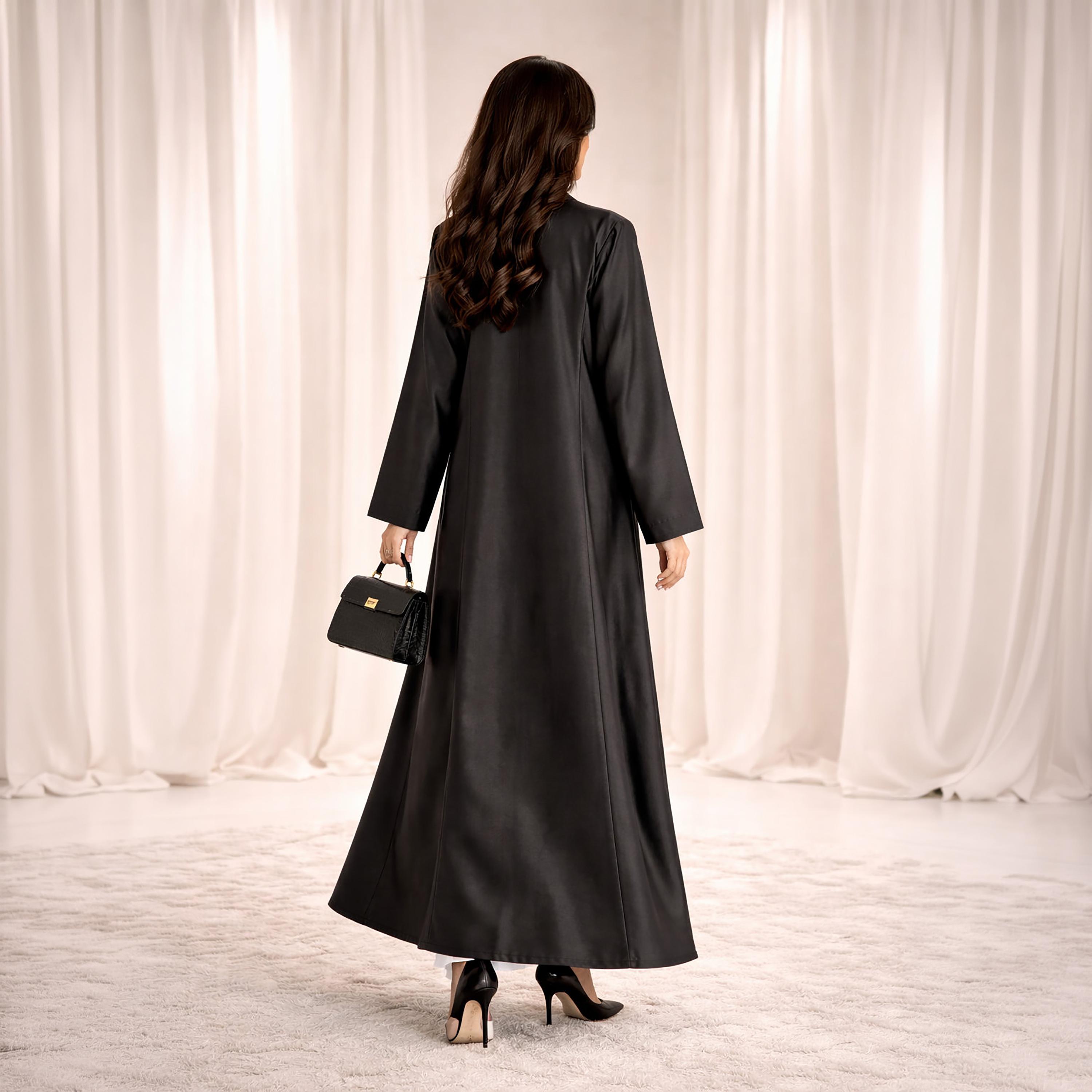 عباءة "فيكتوريا ساتان" سوداء بزخارف متباينة للنساء من إم سكوير فاشن-women-arabicclothing-abayas-image-4