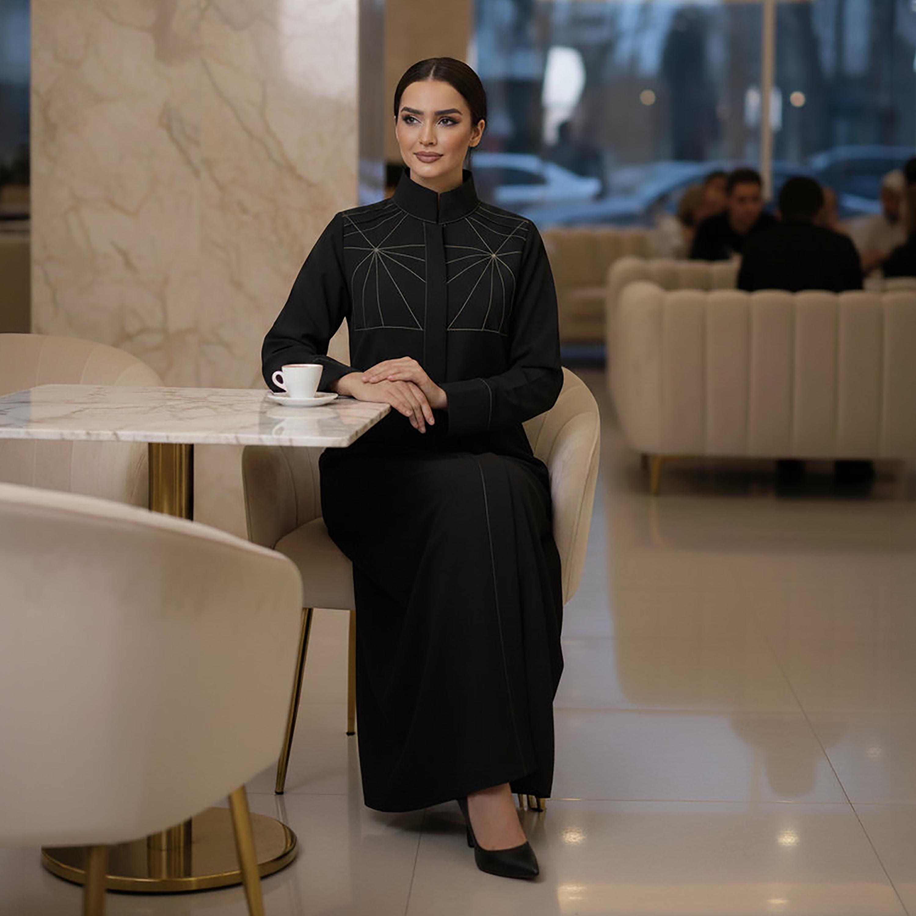 عباءة رسمية "كوبرا كريب" بياقة ماندارين وتطريز غرز متباينة للنساء من إم سكوير فاشن-women-arabicclothing-abayas-image-4