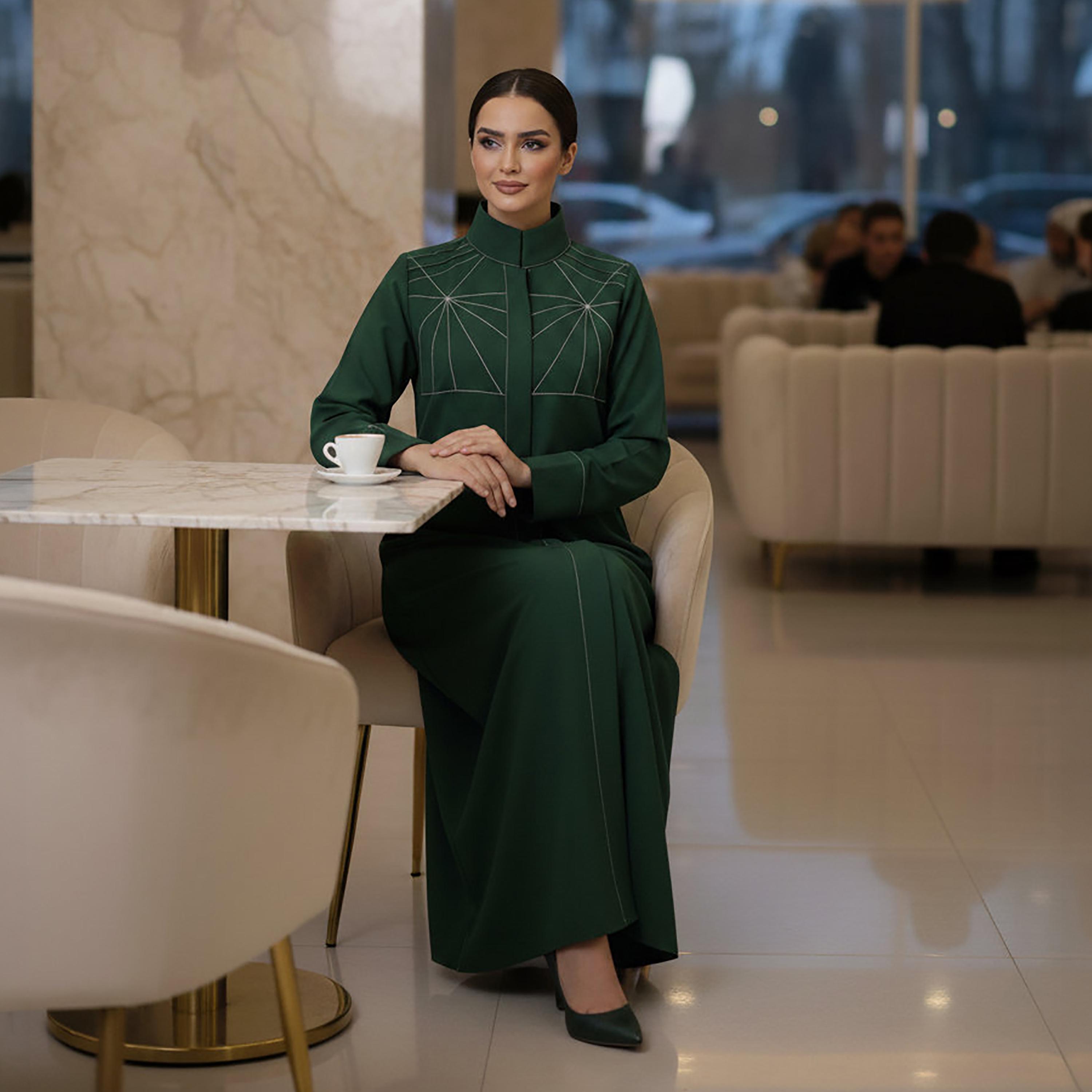 عباءة رسمية "كوبرا كريب" بياقة ماندارين وتطريز غرز متباينة للنساء من إم سكوير فاشن-women-arabicclothing-abayas-image-5
