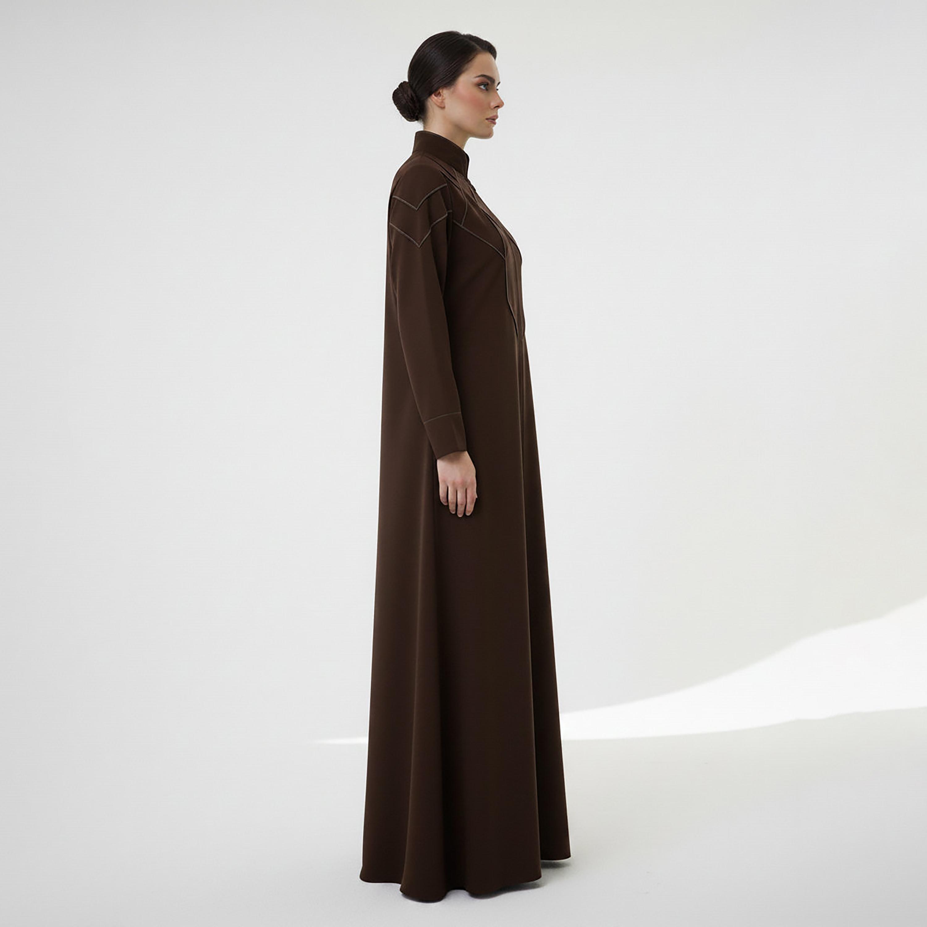 عباءة "كوبرا كريب" بياقة ماندارين وتطريز غرز متباينة للنساء من إم سكوير فاشن-women-arabicclothing-abayas-image-3