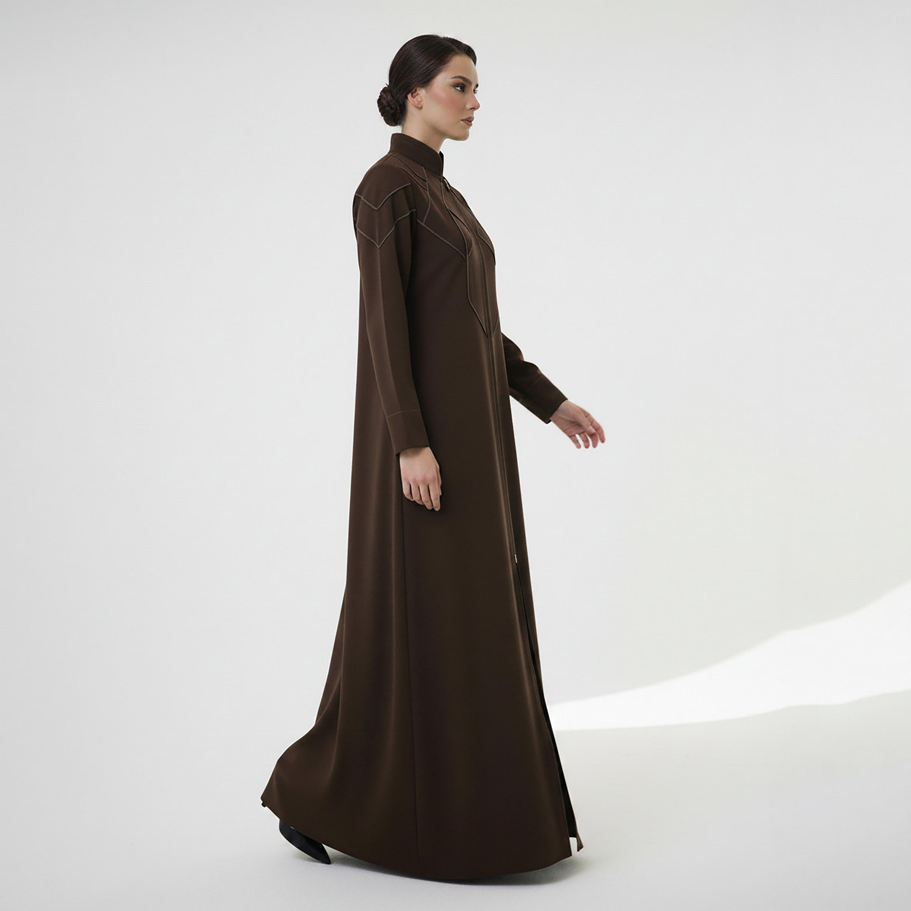 عباءة "كوبرا كريب" بياقة ماندارين وتطريز غرز متباينة للنساء من إم سكوير فاشن-women-arabicclothing-abayas-image-4