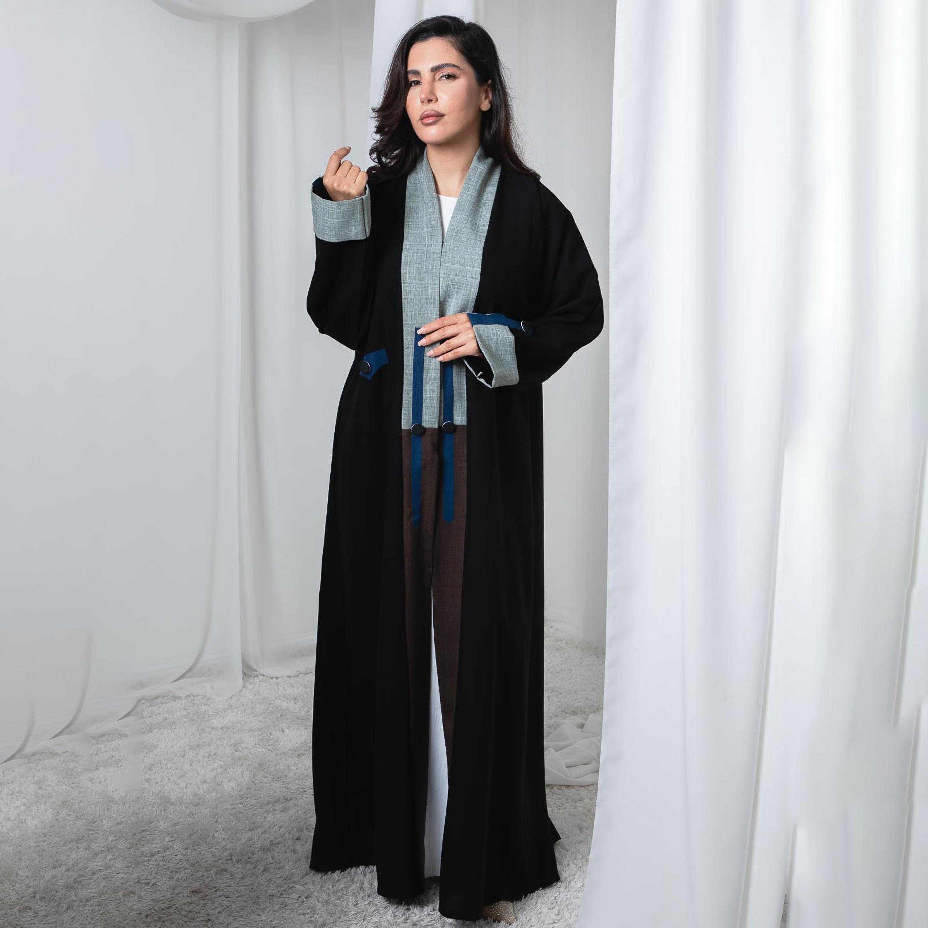 عباية نسائية بأساور متباينة باللون الأسود من إم سكوير فاشون-women-arabicclothing-abayas-image-1