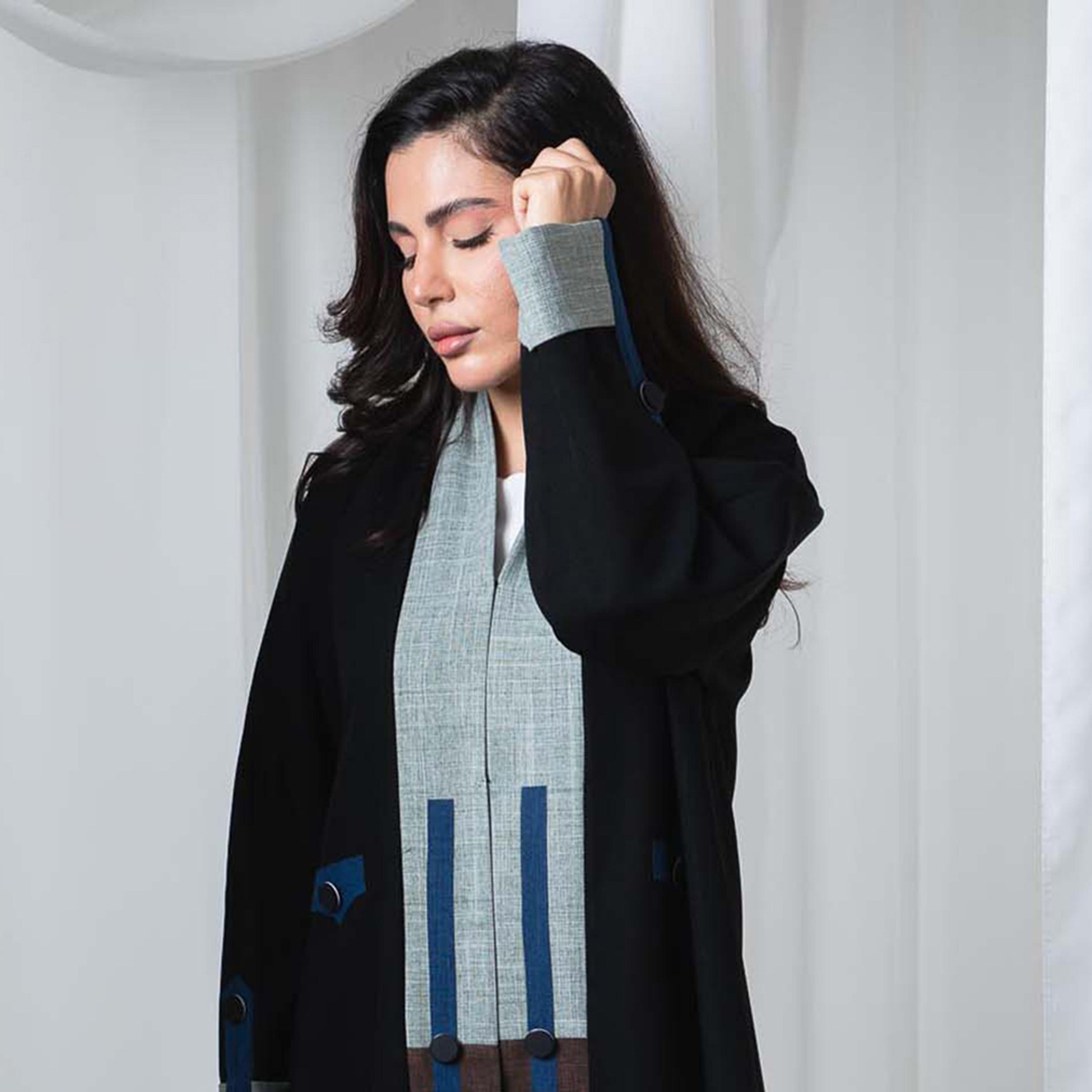 عباية نسائية بأساور متباينة باللون الأسود من إم سكوير فاشون-women-arabicclothing-abayas-image-2