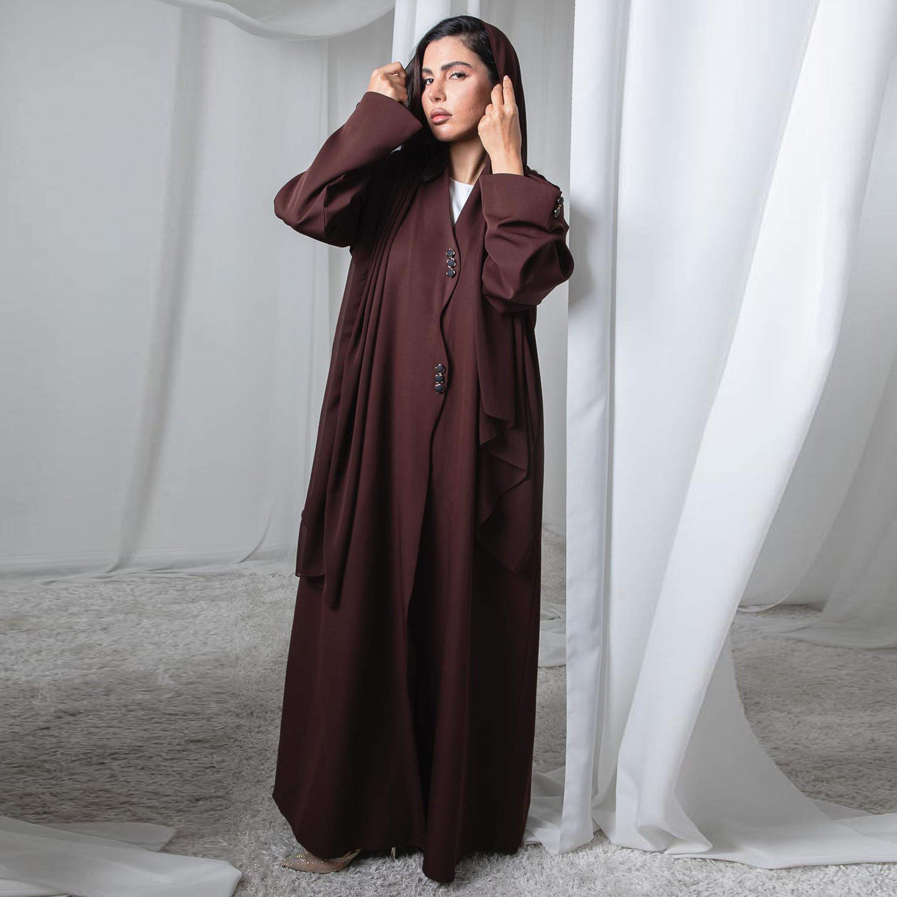 عباية نسائية مفتوحة من الأمام أنيقة من الكريب بتفاصيل أزرار باللون البني مع حجاب من إم سكوير فاشون-women-arabicclothing-abayas-image-1