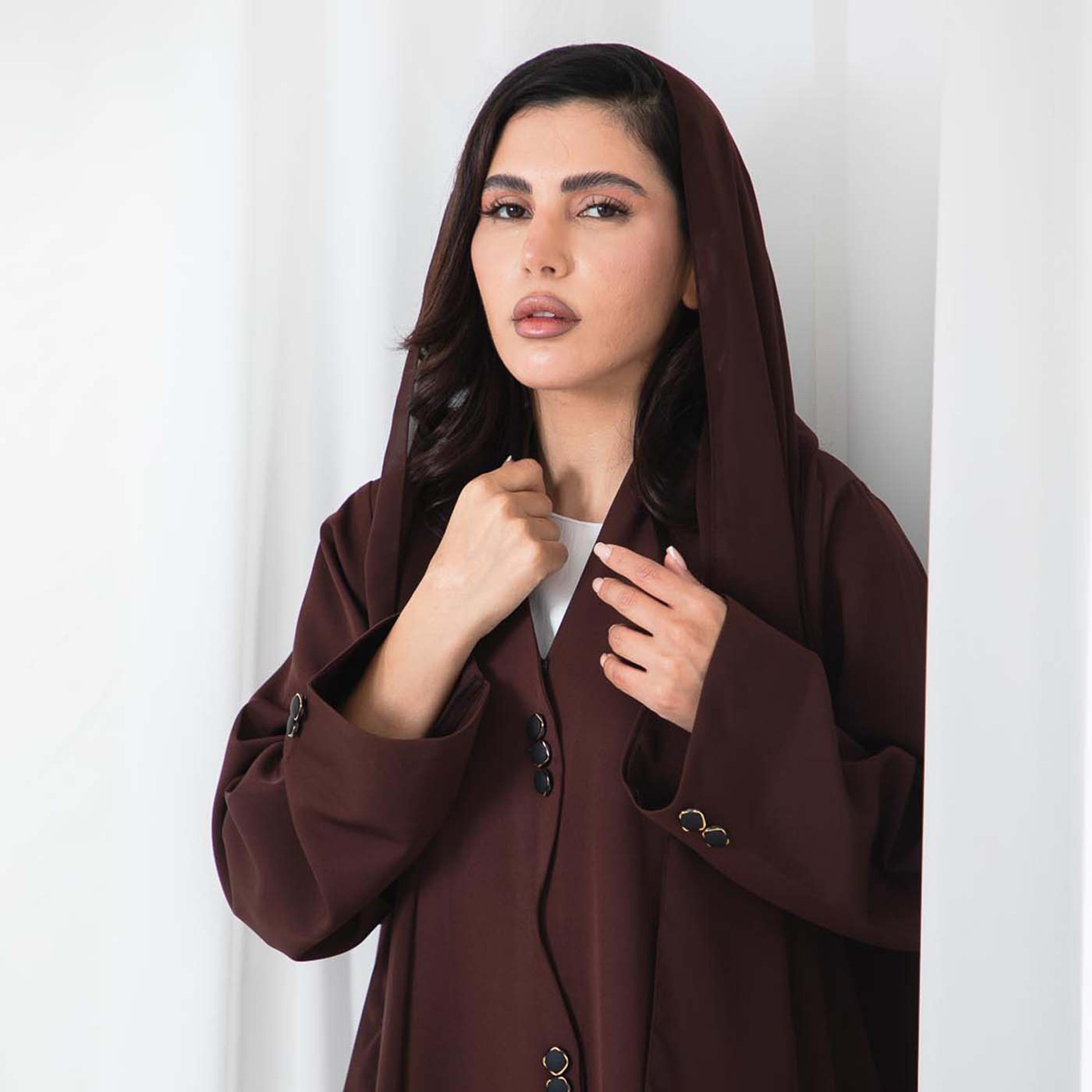 عباية نسائية مفتوحة من الأمام أنيقة من الكريب بتفاصيل أزرار باللون البني مع حجاب من إم سكوير فاشون-women-arabicclothing-abayas-image-2