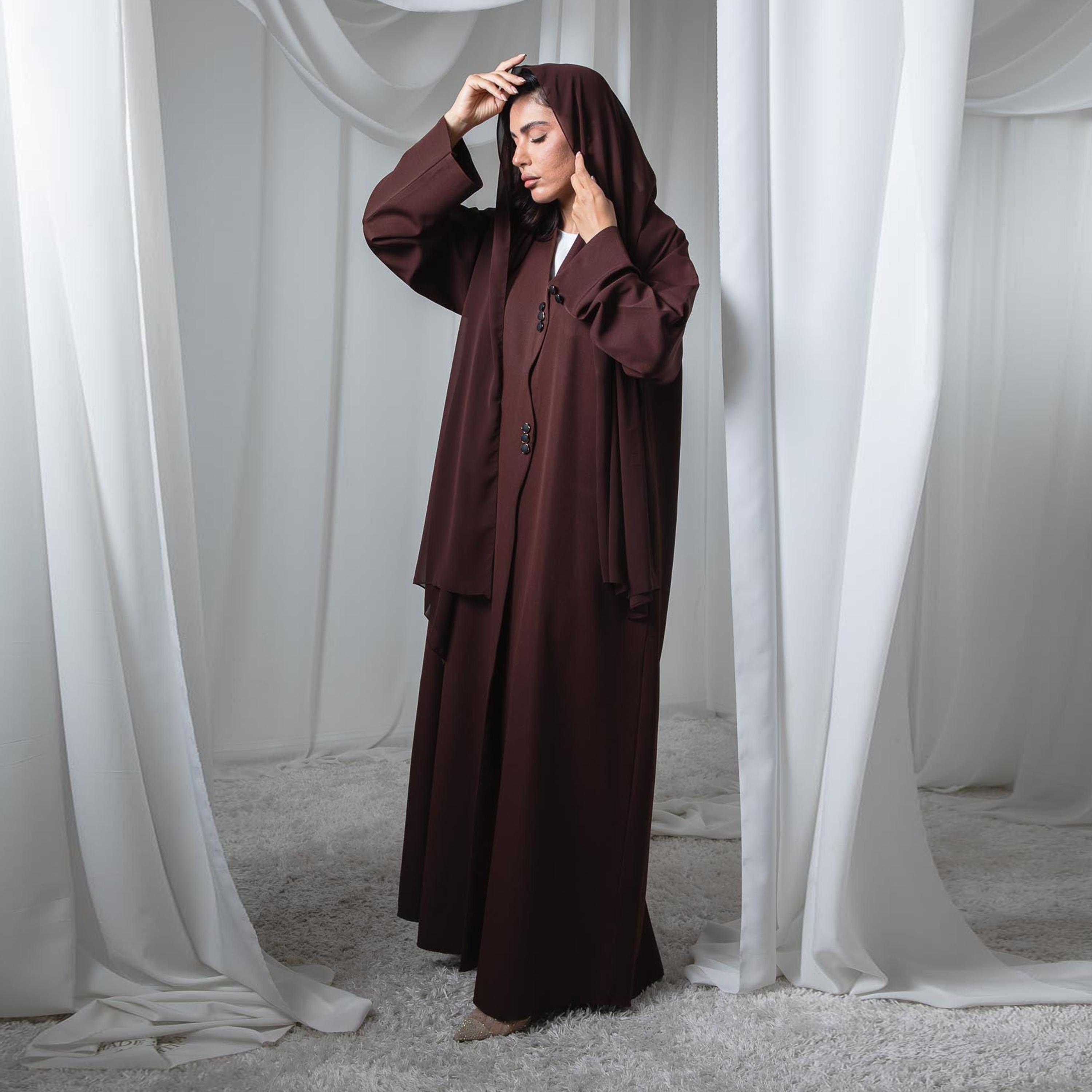 عباية نسائية مفتوحة من الأمام أنيقة من الكريب بتفاصيل أزرار باللون البني مع حجاب من إم سكوير فاشون-women-arabicclothing-abayas-image-3