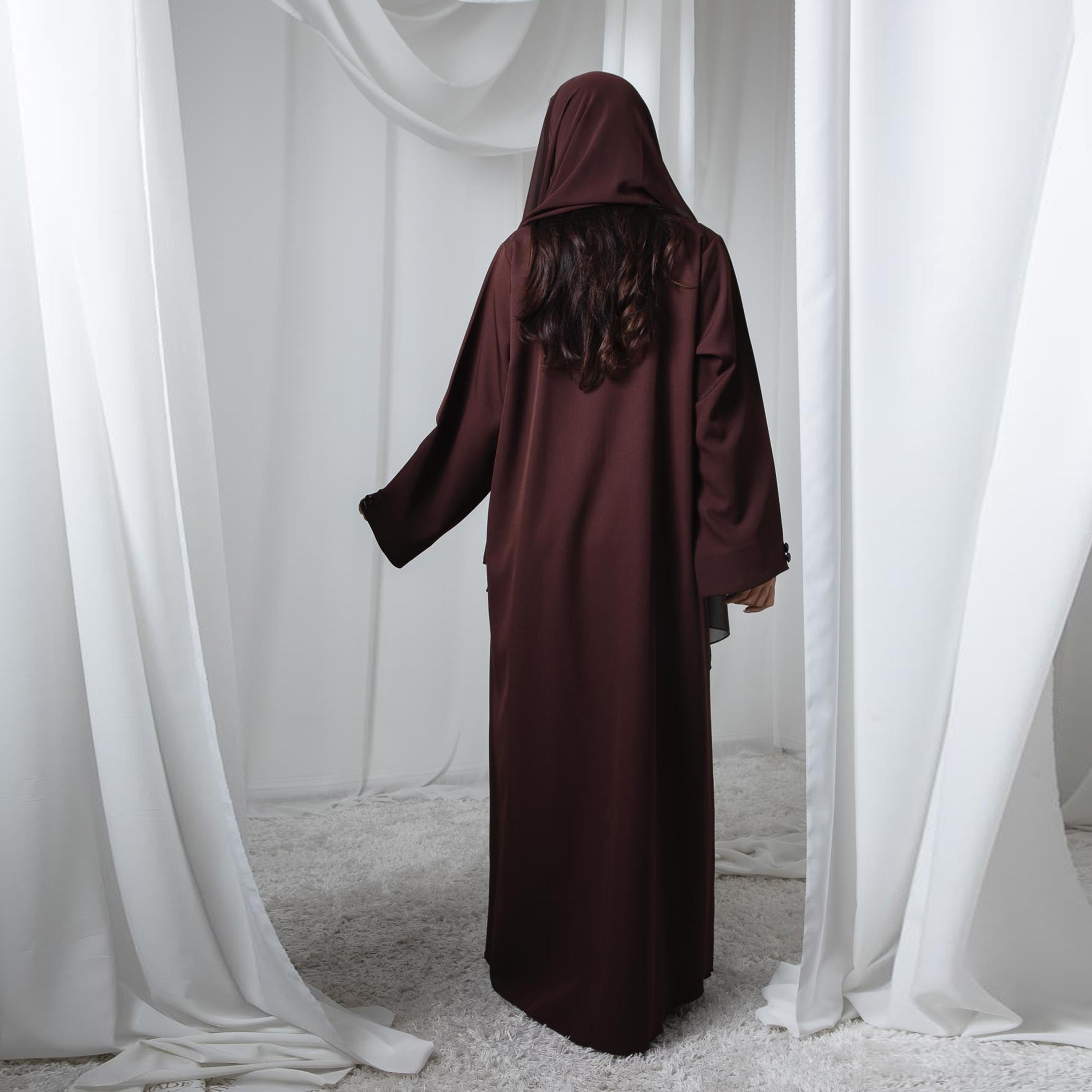 عباية نسائية مفتوحة من الأمام أنيقة من الكريب بتفاصيل أزرار باللون البني مع حجاب من إم سكوير فاشون-women-arabicclothing-abayas-image-4