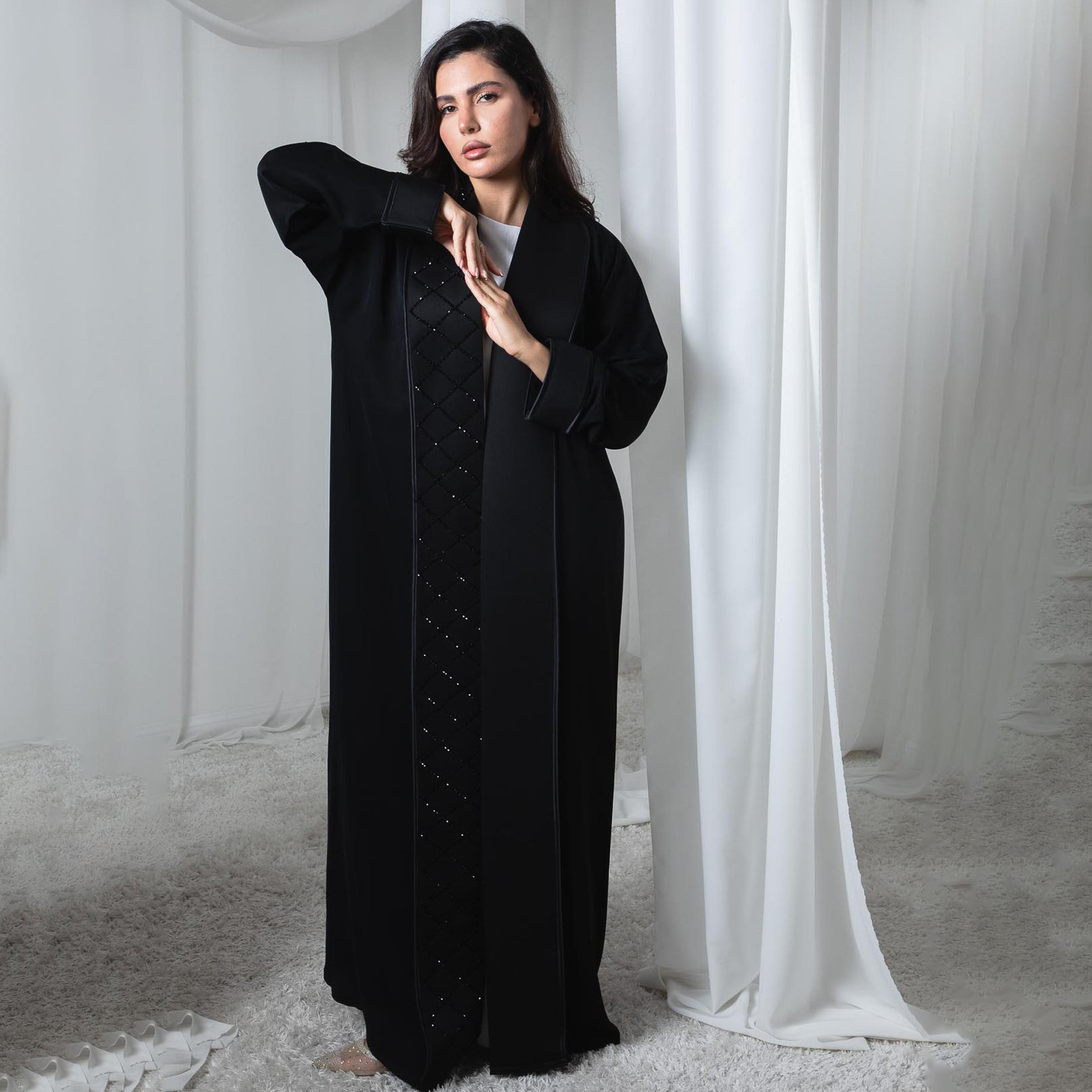عباية نسائية مزينة بلوحة أمامية سوداء من إم سكوير فاشون-women-arabicclothing-abayas-image-1