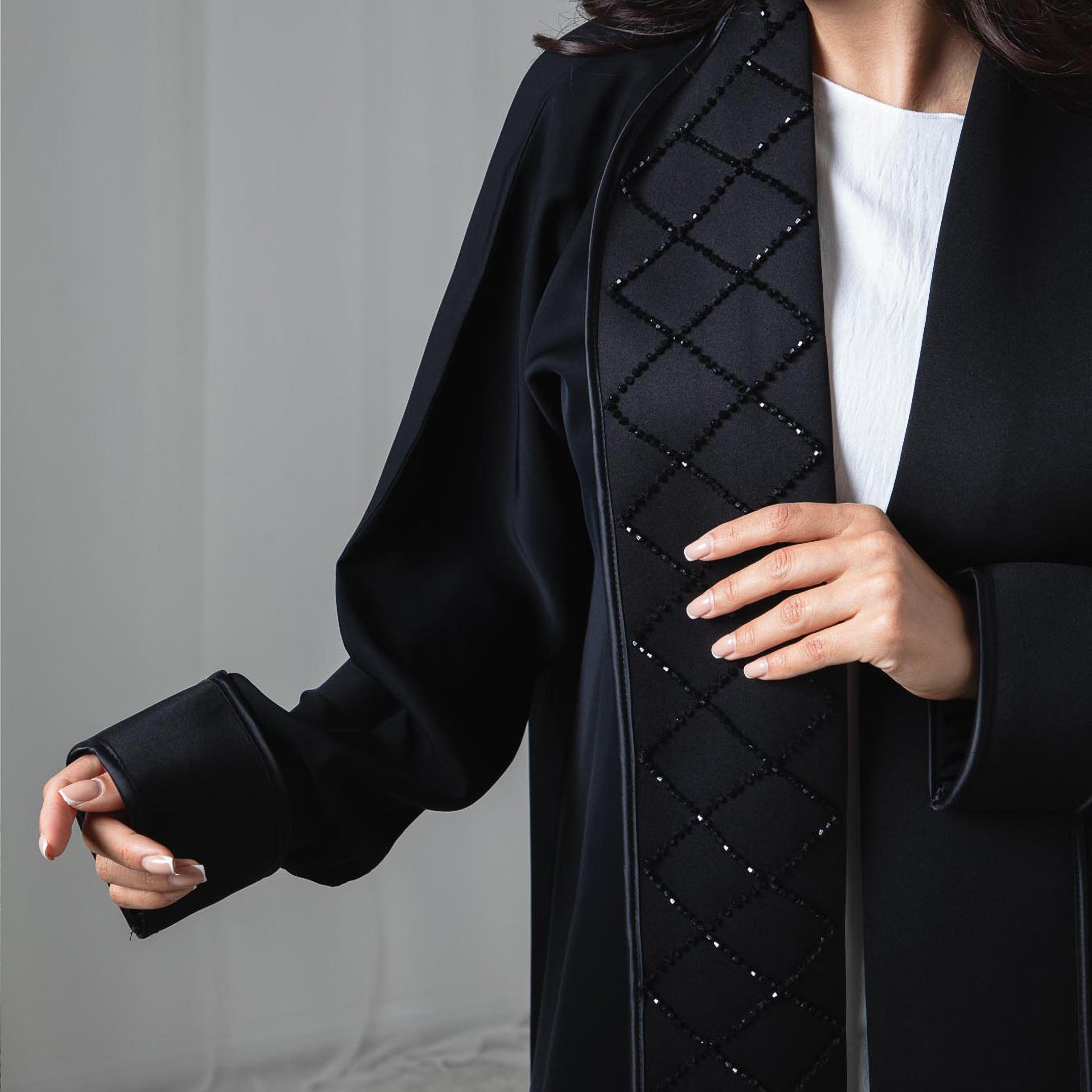 عباية نسائية مزينة بلوحة أمامية سوداء من إم سكوير فاشون-women-arabicclothing-abayas-image-2