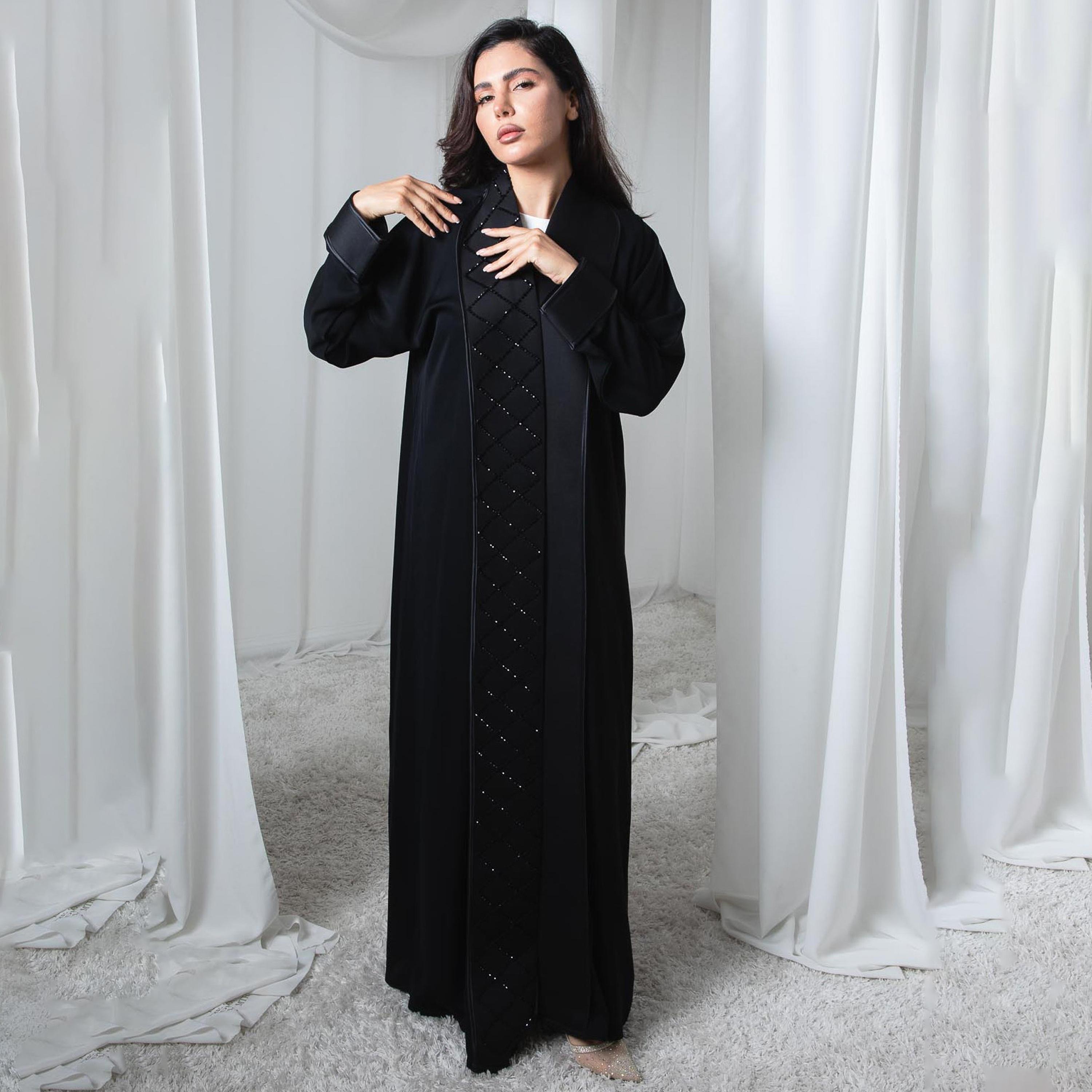 عباية نسائية مزينة بلوحة أمامية سوداء من إم سكوير فاشون-women-arabicclothing-abayas-image-3