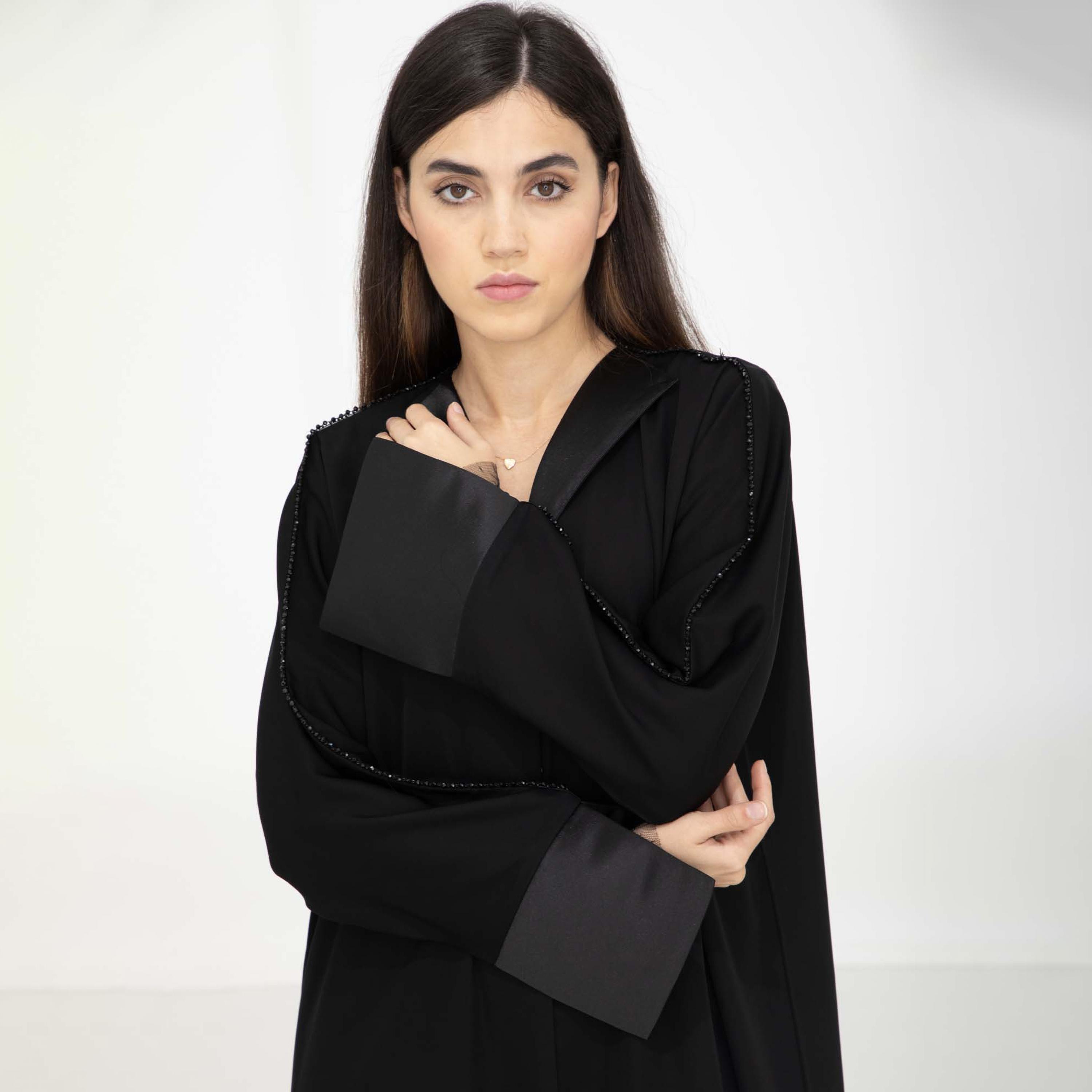 عباية نسائية من الكريب باربي مع حجاب وياقة مطوية وأكمام مفتوحة باللون الأسود من إم سكوير فاشون-women-arabicclothing-abayas-image-2