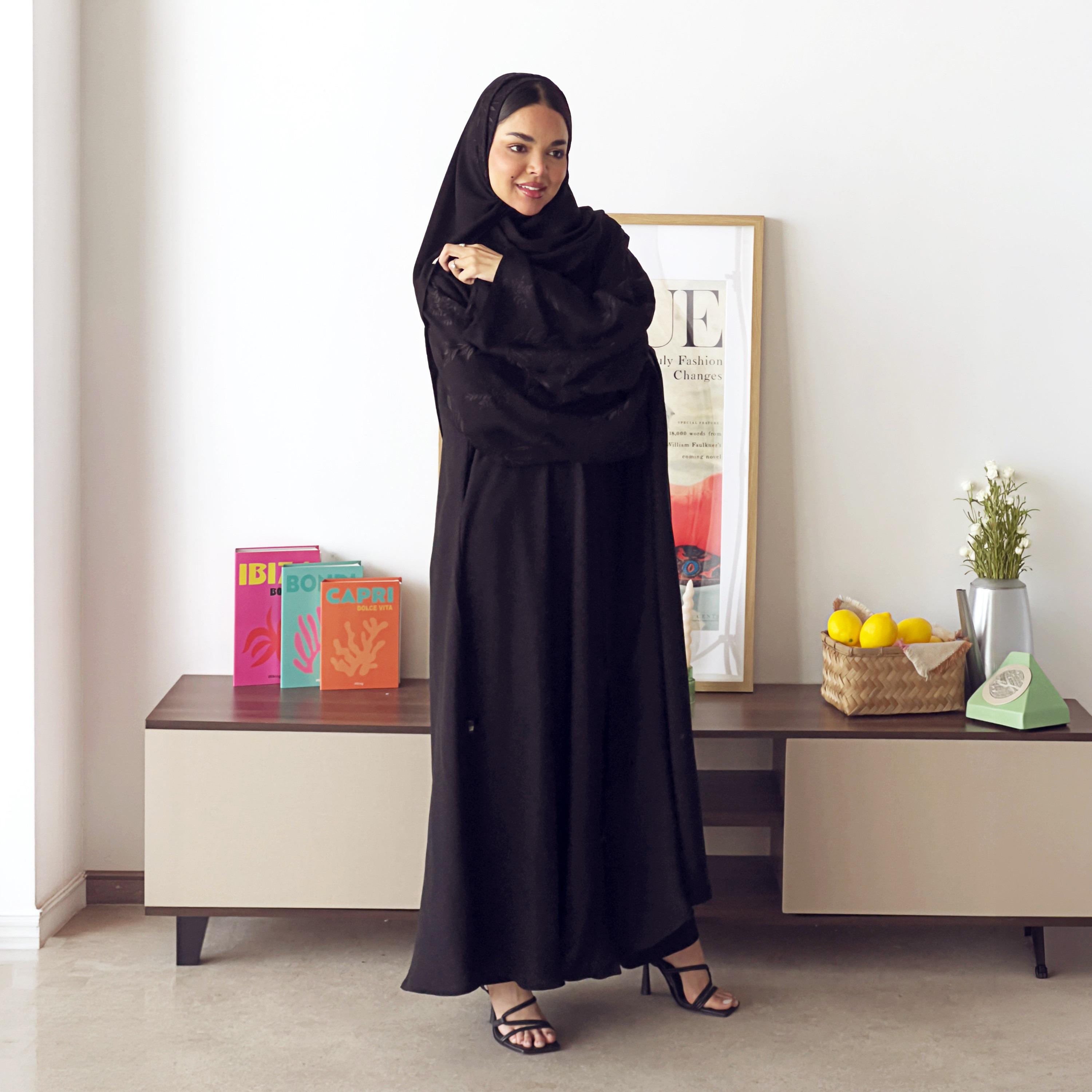 عباءة نسائية "فليرد" من الكريب بأكمام مطرزة وواسعة بلون أسود مع حجاب من لوسين عباية-women-arabicclothing-abayas-image-1