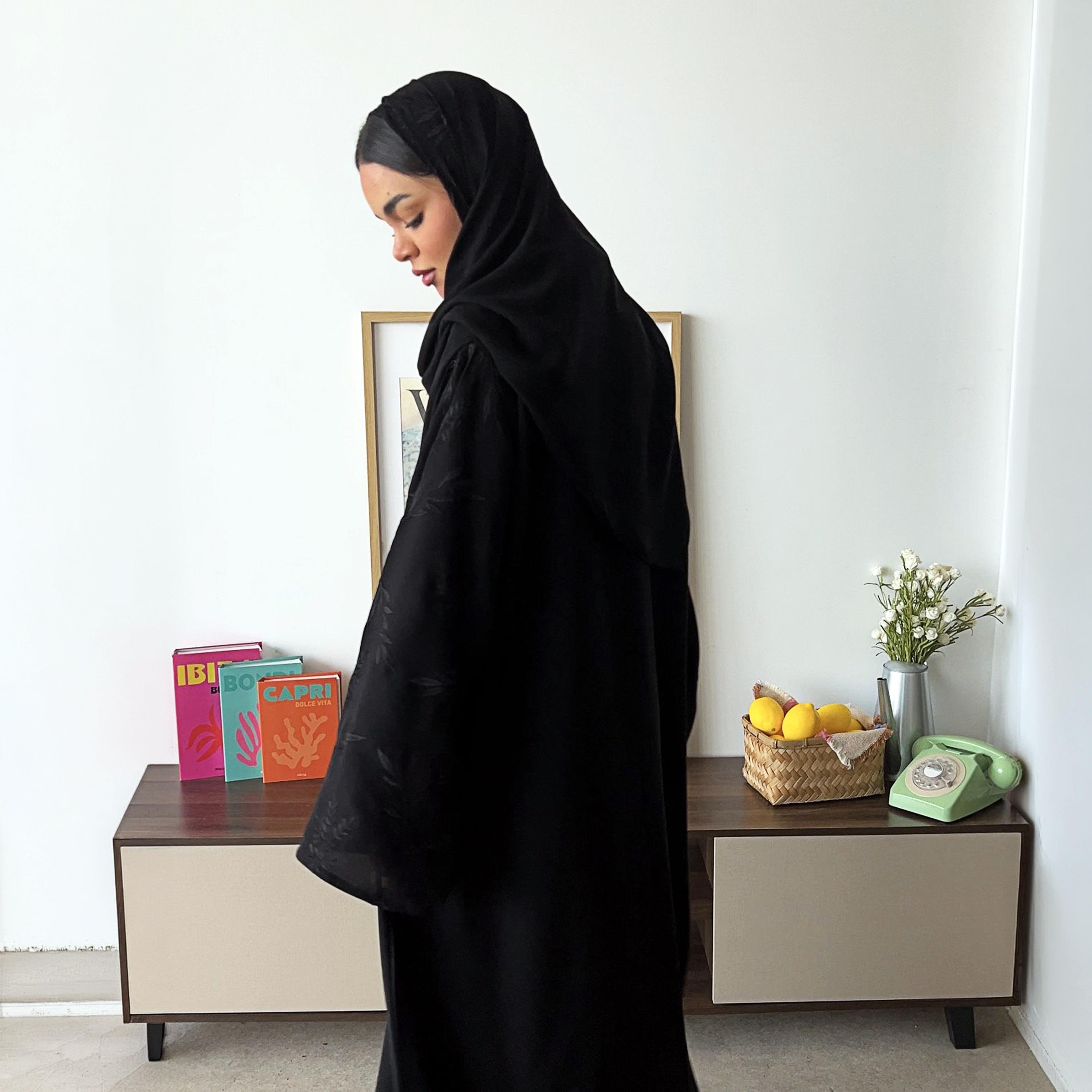 عباءة نسائية "فليرد" من الكريب بأكمام مطرزة وواسعة بلون أسود مع حجاب من لوسين عباية-women-arabicclothing-abayas-image-3