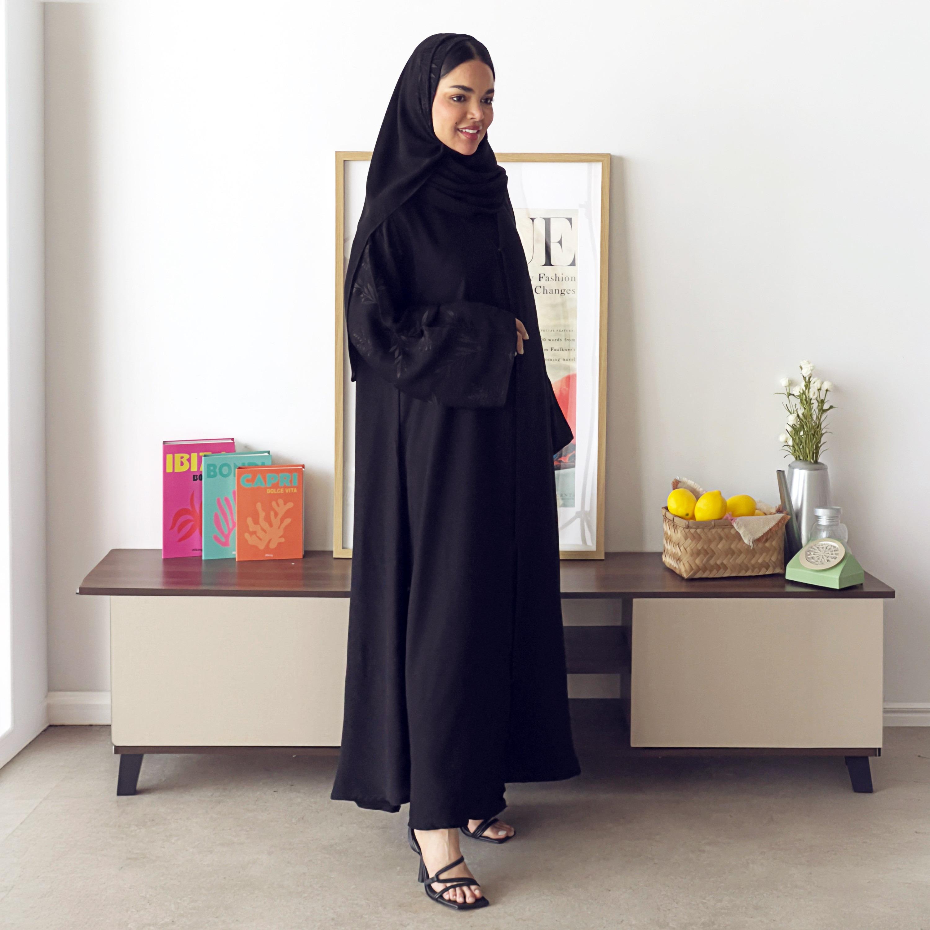 عباءة نسائية "فليرد" من الكريب بأكمام مطرزة وواسعة بلون أسود مع حجاب من لوسين عباية-women-arabicclothing-abayas-image-4