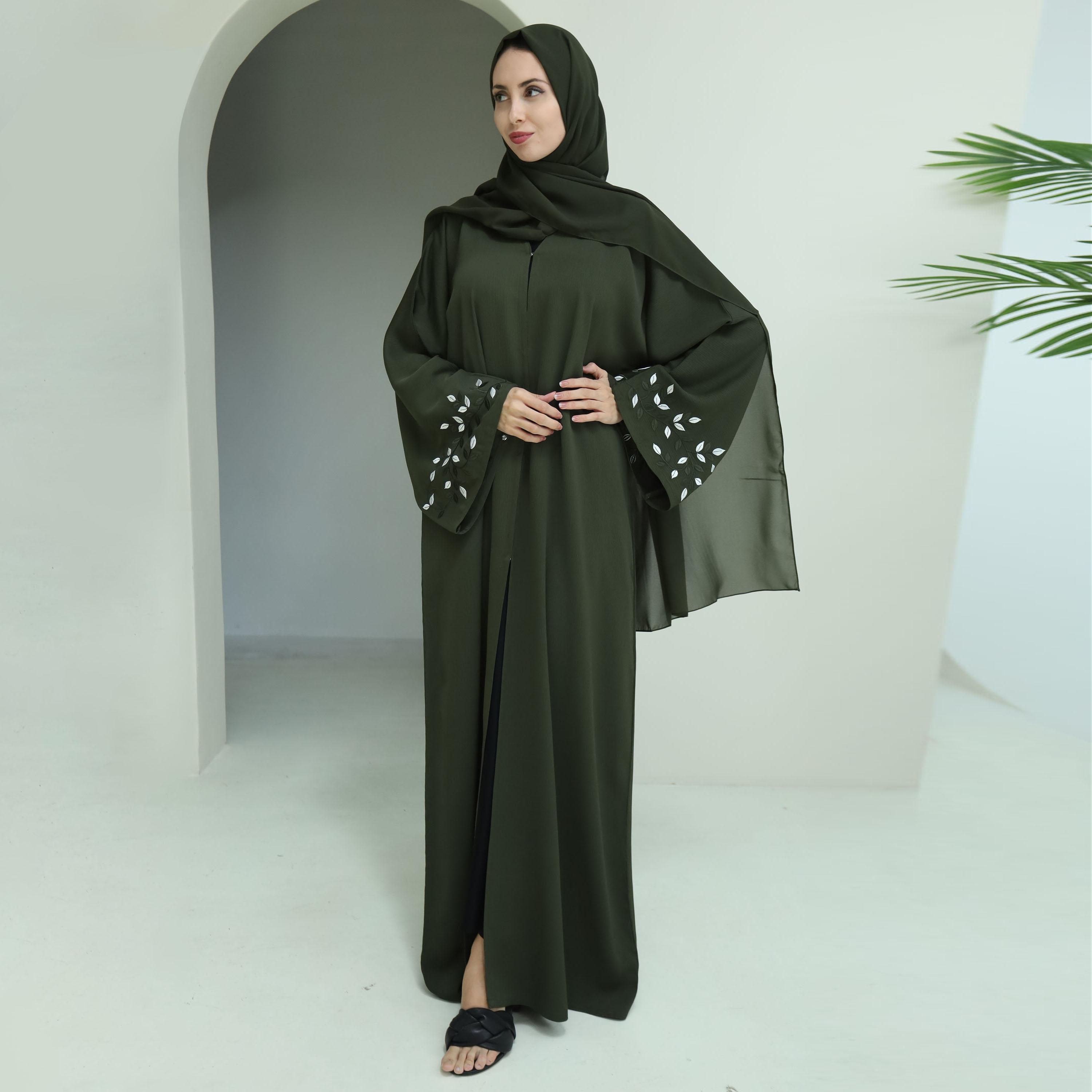 نخبه عباية نسائية مع حجاب مطرزة بأوراق خضراء وأكمام واسعة-women-arabicclothing-abayas-image-1
