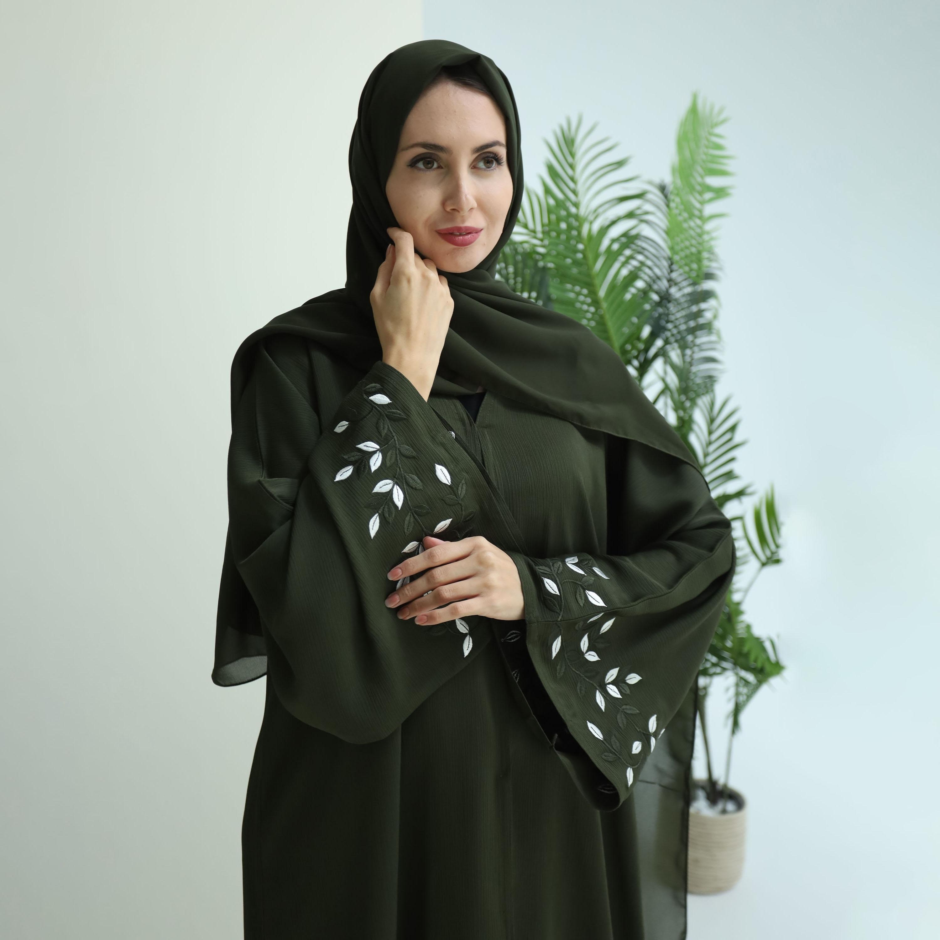نخبه عباية نسائية مع حجاب مطرزة بأوراق خضراء وأكمام واسعة-women-arabicclothing-abayas-image-2