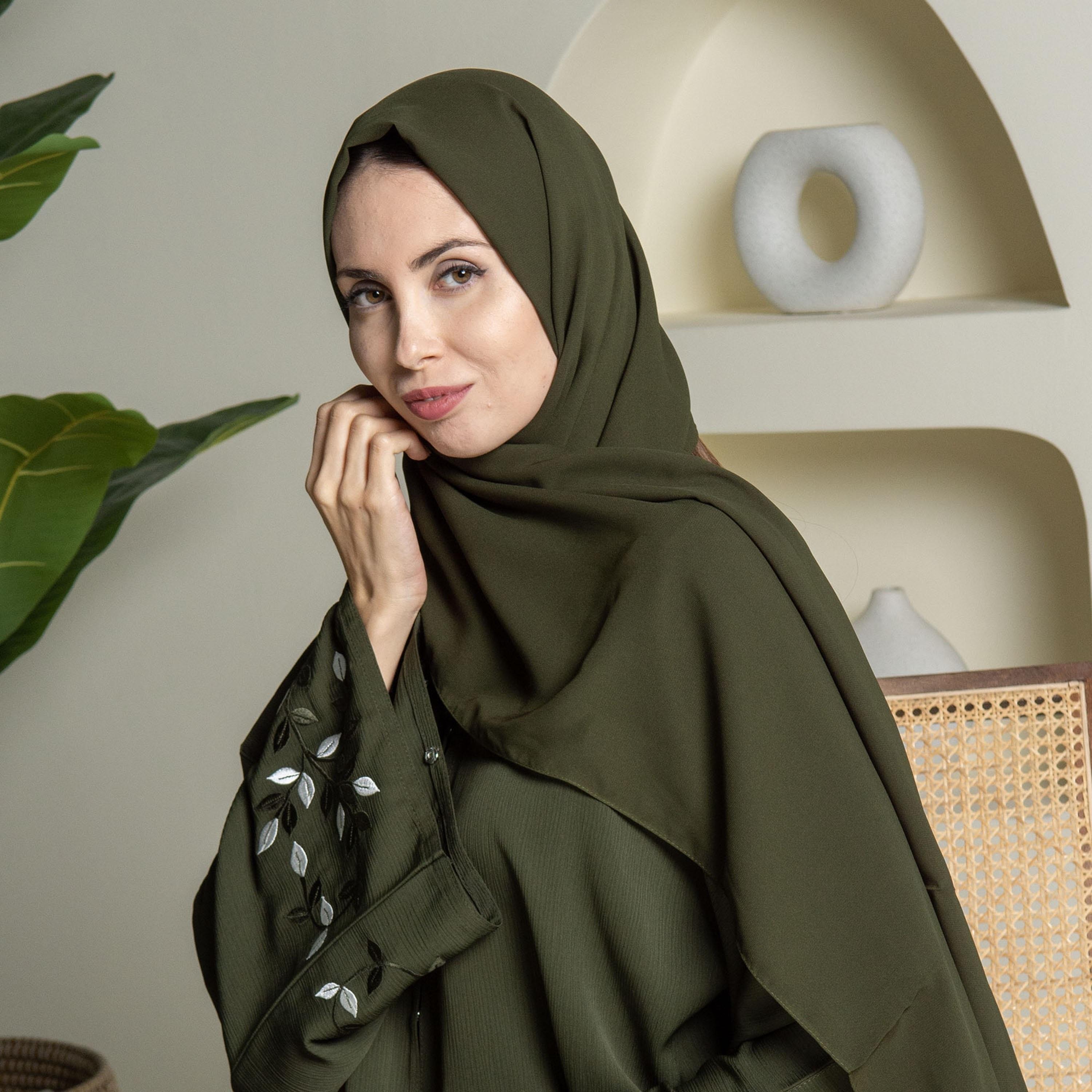 نخبه عباية نسائية مع حجاب مطرزة بأوراق خضراء وأكمام واسعة-women-arabicclothing-abayas-image-3